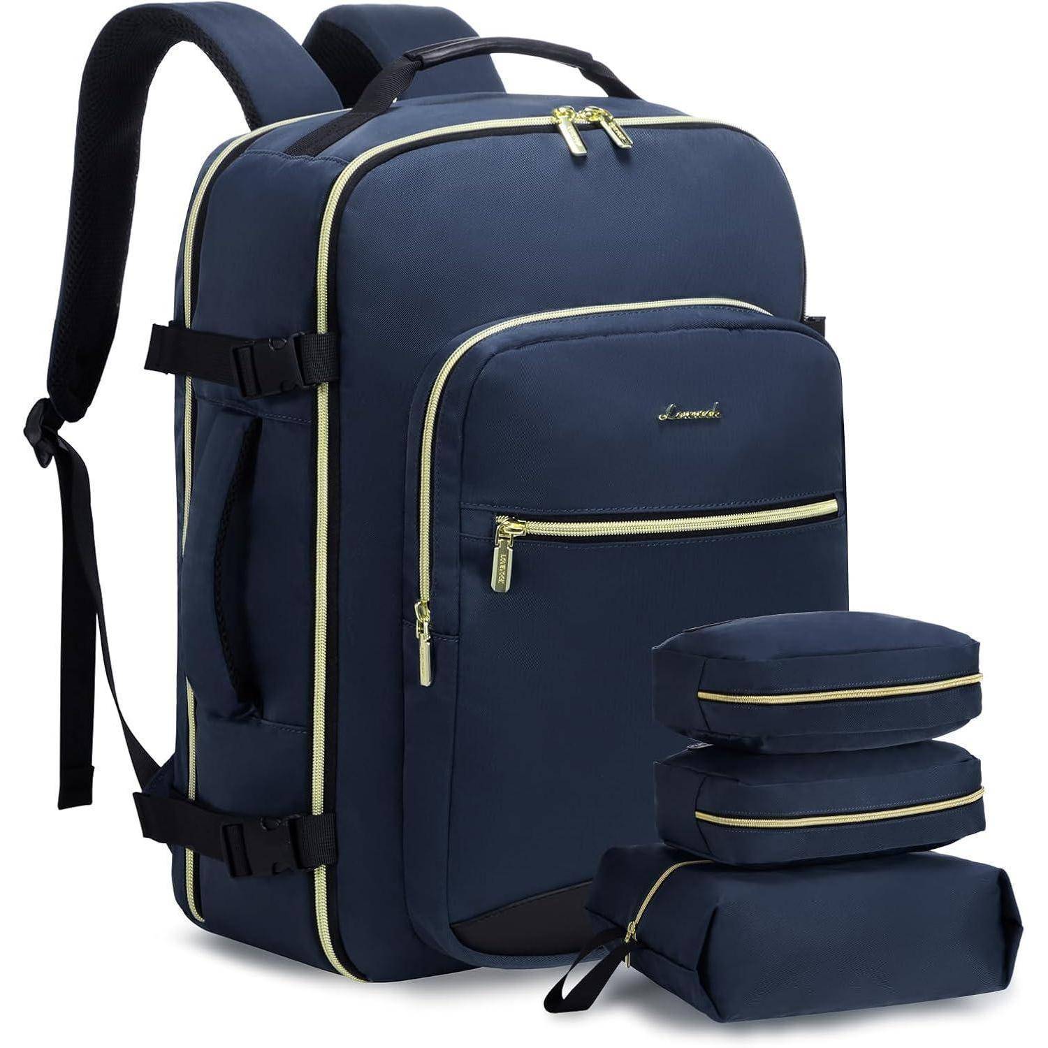 Ein marineblauer Reiserucksack mit mehreren Fächern und Reißverschlüssen, begleitet von drei kleineren passenden Zubehörtaschen.