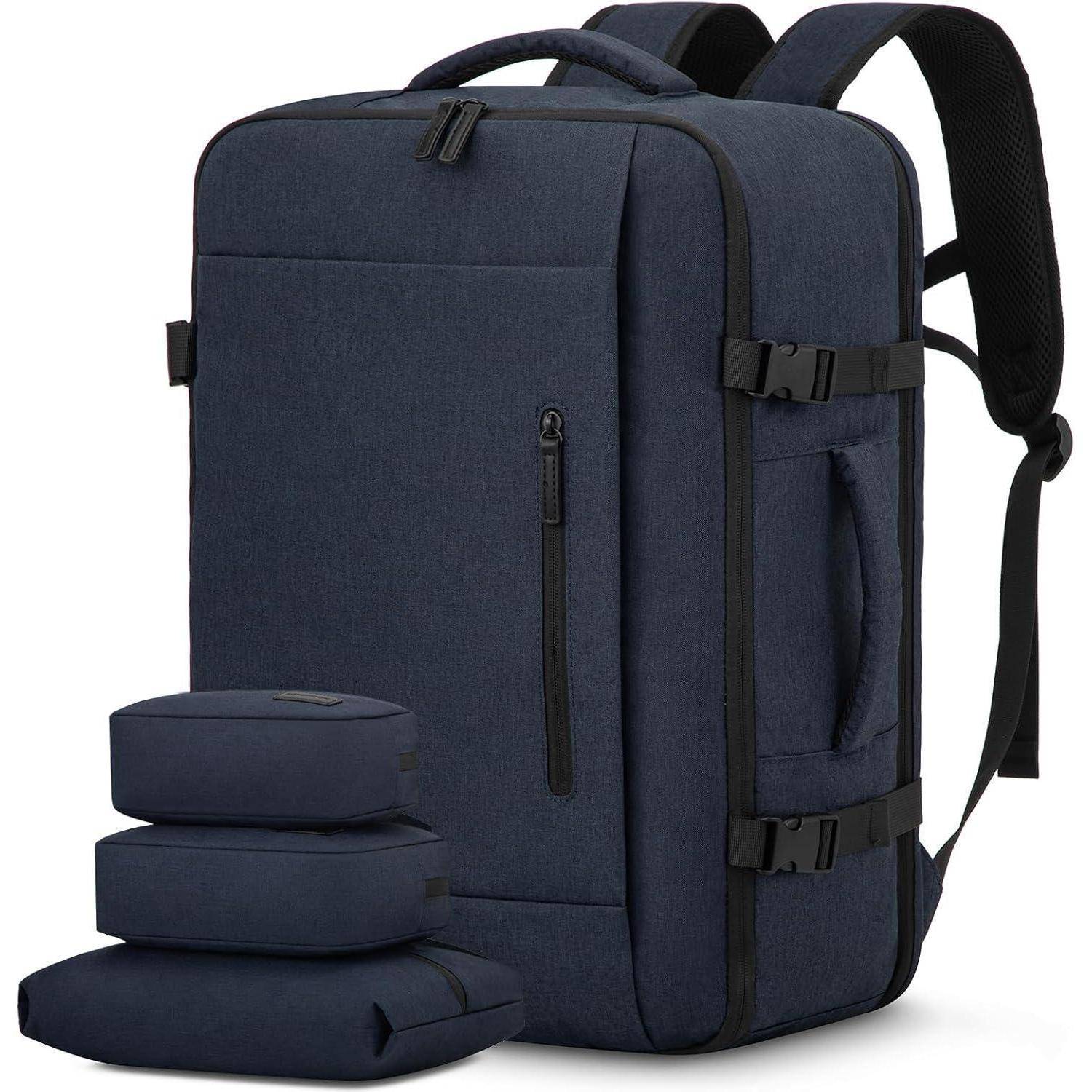 Ein marineblauer Reise-Rucksack mit mehreren Fächern, der neben drei kleineren, passenden Zubehörtaschen präsentiert wird.