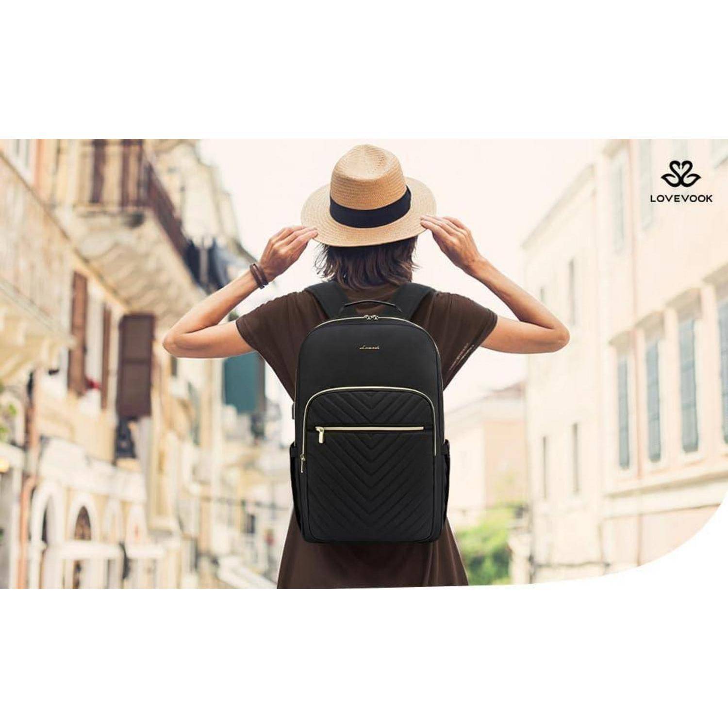 Eine Person mit einem Rucksack und Hut steht auf einer Straße, die von Gebäuden gesäumt ist, von hinten gesehen. Der Markenname 'Lovevook' ist sichtbar.