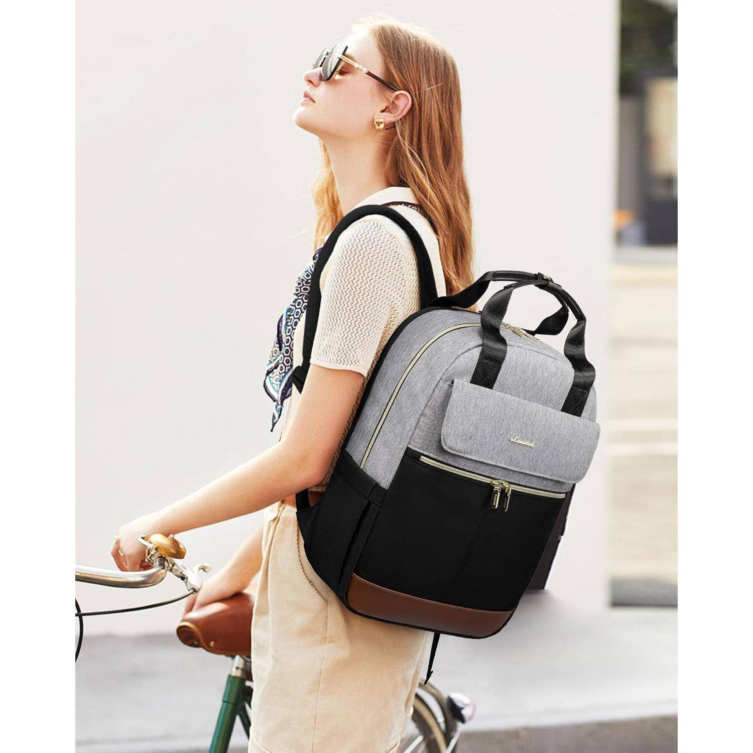 Eine Person mit Sonnenbrille, die einen beigen Anzug trägt, sitzt auf einem Fahrrad und hält die Lenkstange, während sie einen grau-schwarzen Rucksack trägt.