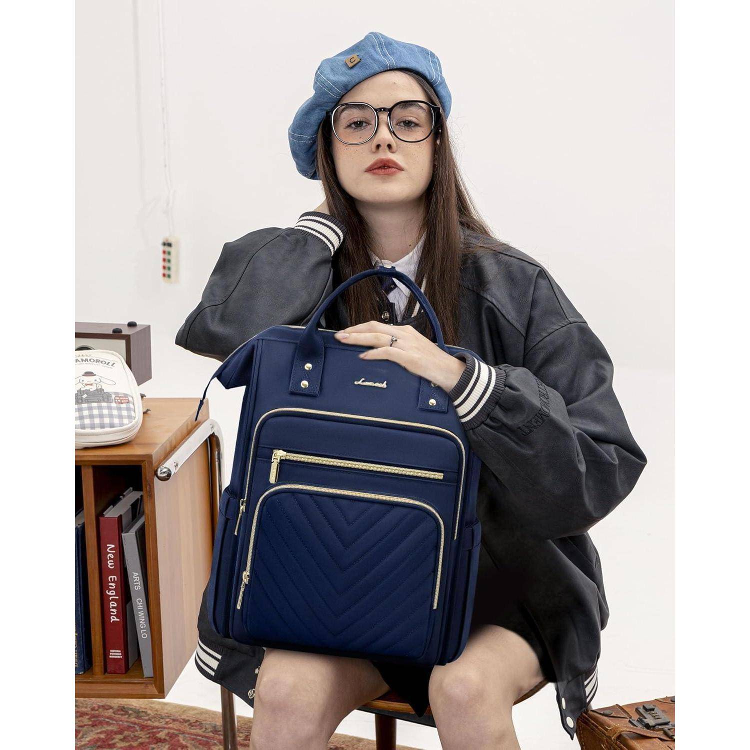 Eine Person mit blauem Barett und Brille sitzt und hält einen stilvollen marineblau-farbenen Rucksack, umgeben von Retro-Dekoration, wobei ein Vintage-Modeambiente vermittelt wird.