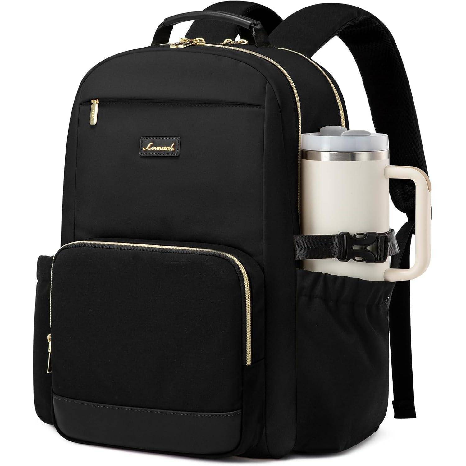 Ein schwarzer Rucksack mit goldenen Reißverschlüssen, mehreren Fächern und einem seitlichen Halter, der einen beigen isolierten Becher trägt.