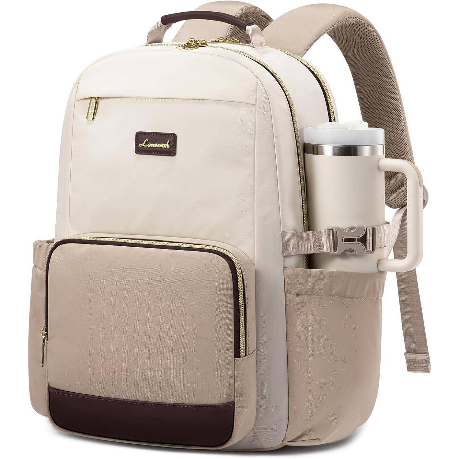 Ein beiger Rucksack mit braunen Akzenten, der mehrere Reißverschlussfächer und eine Seitentasche mit einem silbernen Reisebecher besitzt.