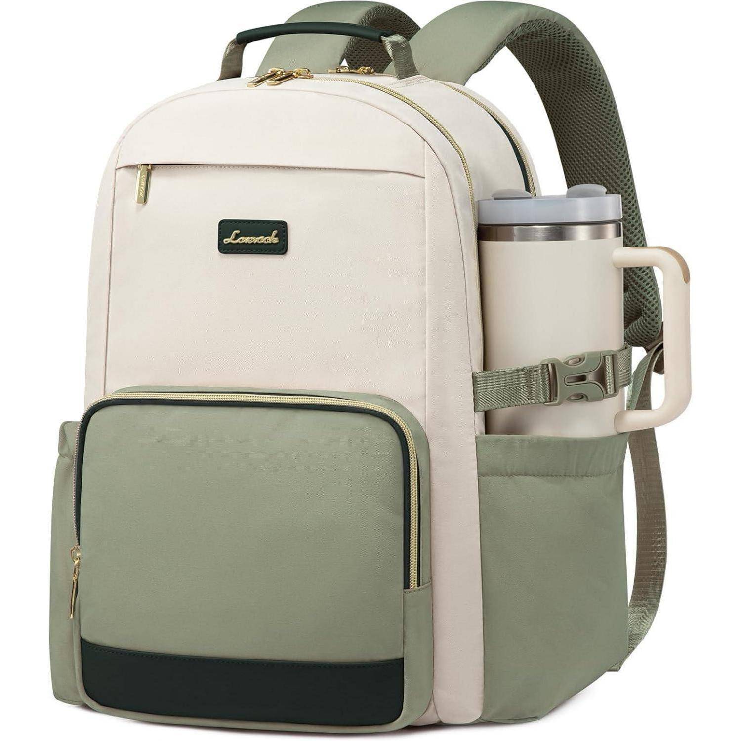 Ein beiger und grüner Rucksack mit einer Vordertasche, seitlichem Wasserflaschenhalter und schwarzem Boden. Ein Markenlabel ist auf der oberen Tasche sichtbar.