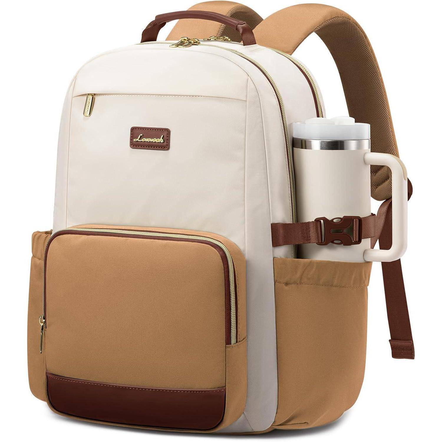 Ein beige-weißer Rucksack mit mehreren Fächern und einer Seitentasche, in der ein weißer Reisebecher steckt.