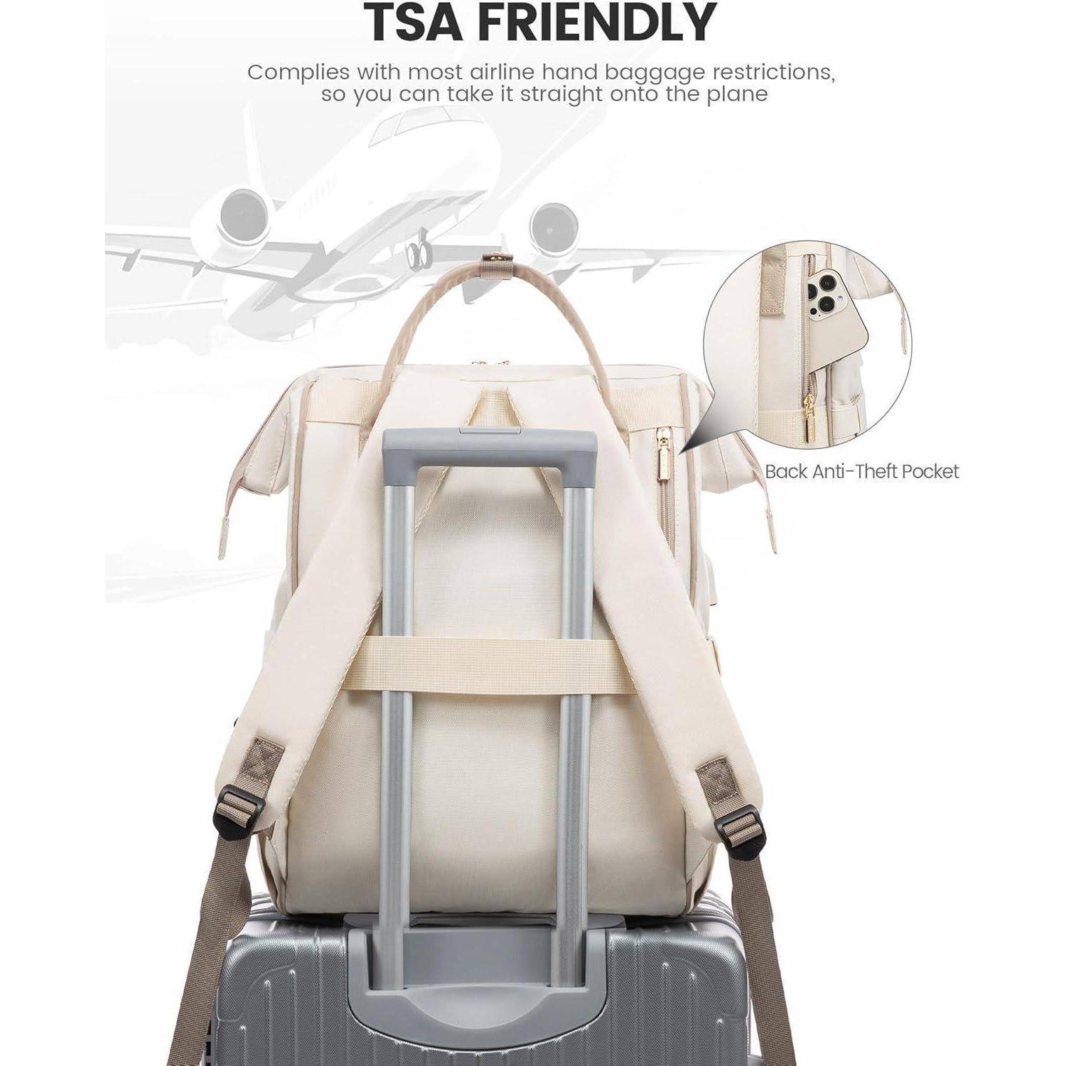 Ein beiger Rucksack mit Trolley-Überzug auf einem Koffer, mit der Aufschrift 