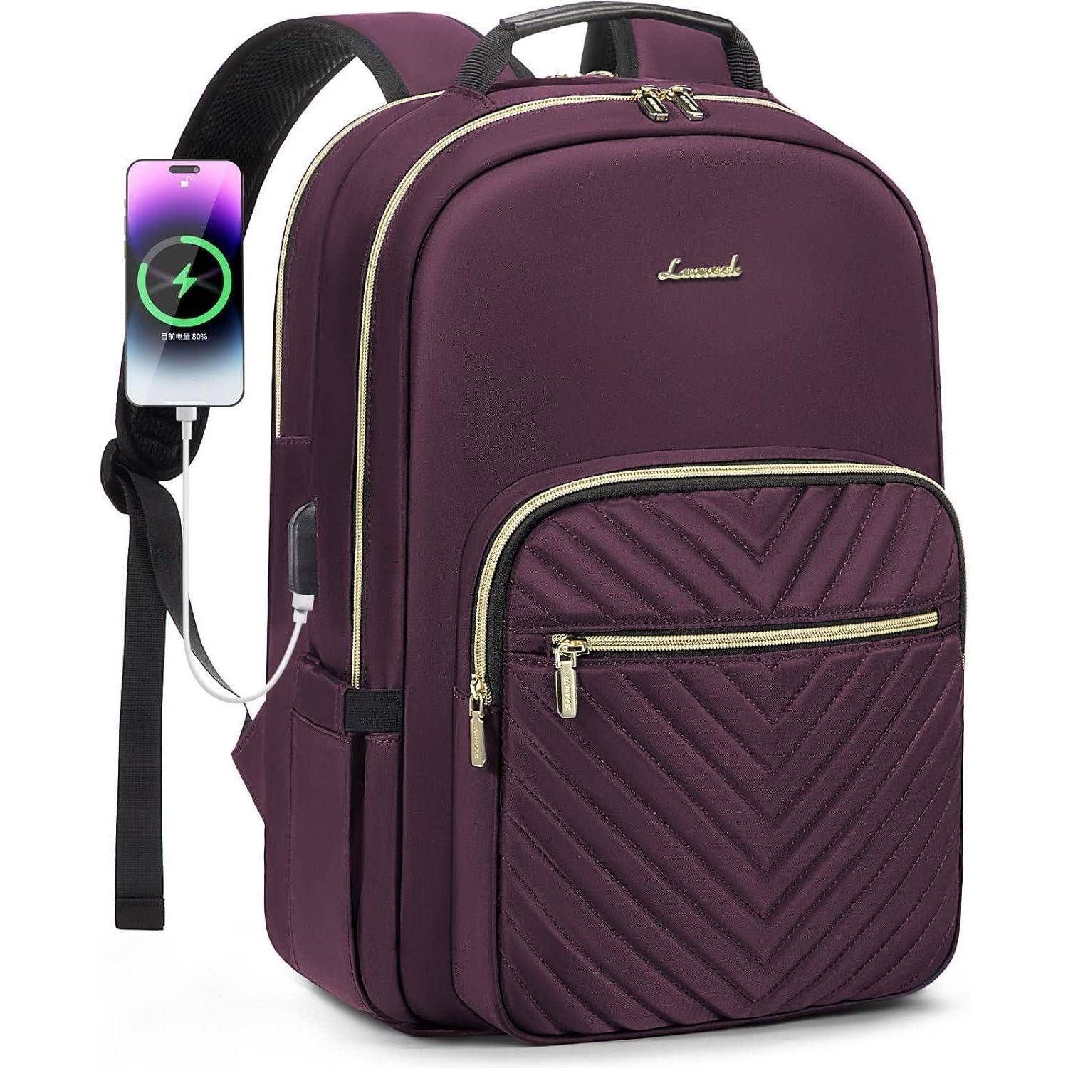Ein lila Rucksack mit goldenen Reißverschlüssen wird präsentiert, ausgestattet mit mehreren Fächern und einem integrierten USB-Ladeanschluss am Tragegurt.