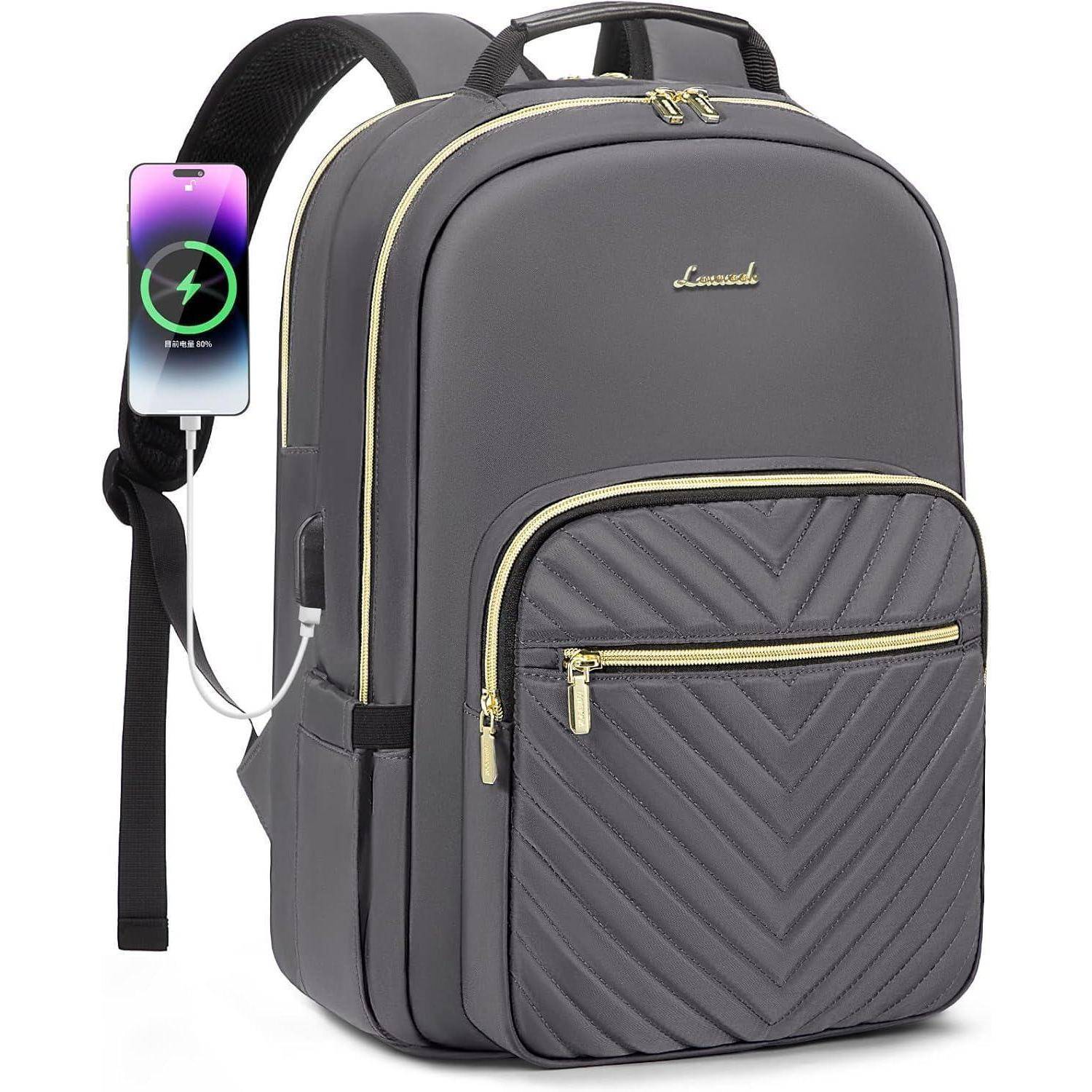 Ein grauer Rucksack mit goldenen Reißverschlüssen und Zickzackmuster, ausgestattet mit einer integrierten externen USB-Ladebuchse am Schultergurt, die mit einem Smartphone verbunden ist.