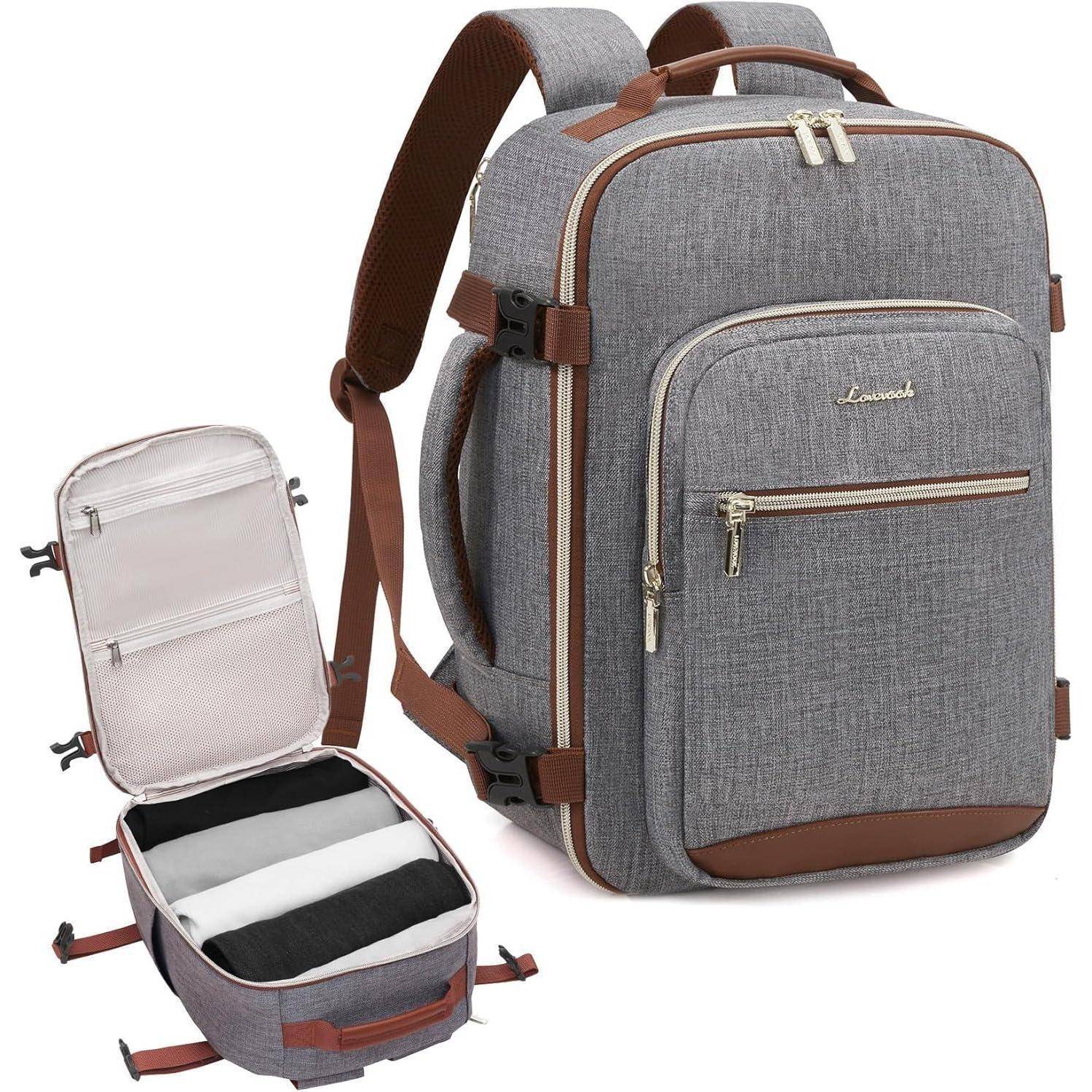 Ein grauer und brauner Reise-Rucksack mit gepolsterten Trägern, einer Reißverschlusstasche vorne und einem offenen Fach, in dem drei zusammengerollte Kleidungsstücke zu sehen sind.