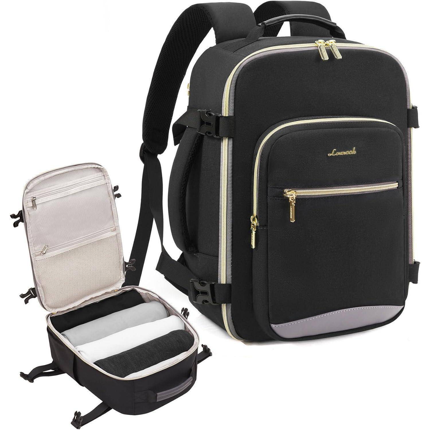 Ein schwarzer Reise-Rucksack mit goldenen Reißverschlüssen ist zu sehen, mit einer Ansicht der offenen, organisierten Fächer, die jeweils mit Kleidungsstücken gepackt sind.