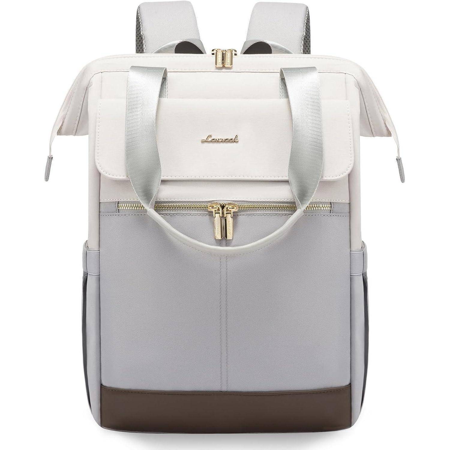 Ein schlanker, moderner Rucksack mit einer hellgrauen Vordertasche, goldenen Reißverschlüssen und zwei Griffen. Der Markenname ist auf der Vorderseite geprägt.