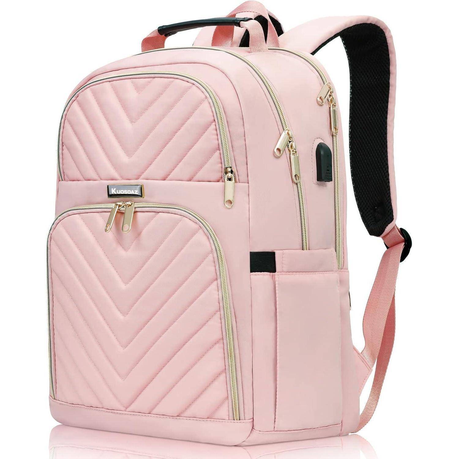 Ein rosa Rucksack mit gestepptem Design, ausgestattet mit mehreren Reißverschluss-Fächern, einem USB-Ladeanschluss und verstellbaren Schultergurten.