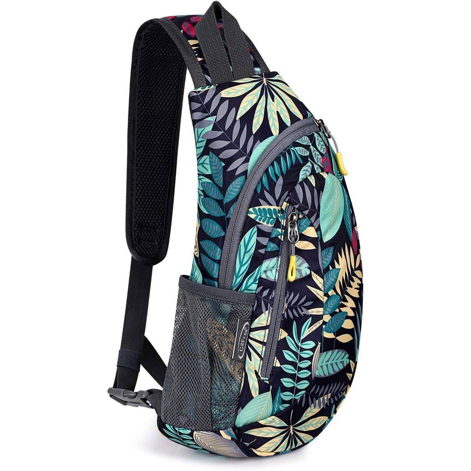 Ein Rucksack mit einem einzelnen Trageriemen, der ein buntes Blattmuster aufweist, verfügt über eine Netzseitentasche und Reißverschlusskfächer.
