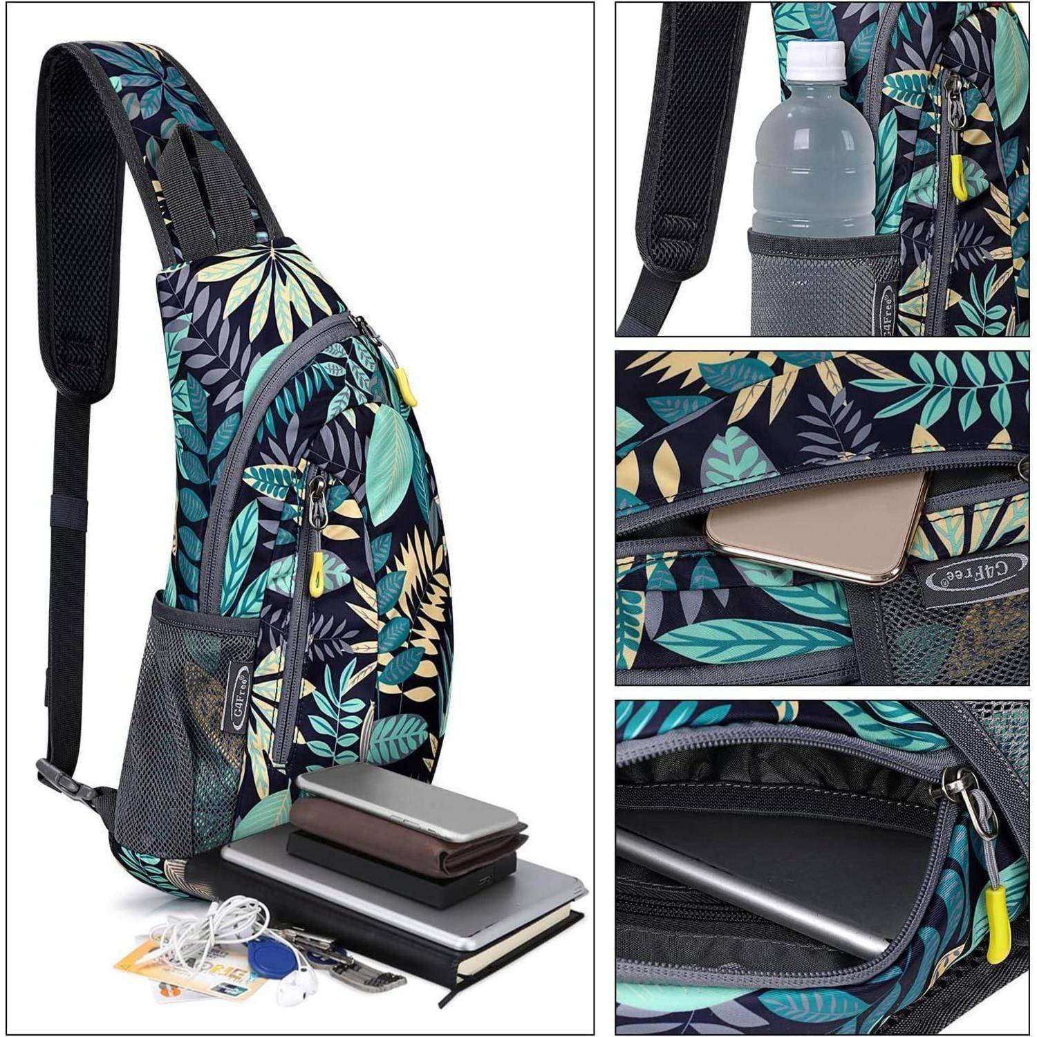 Ein Rucksack mit einem bunten Blättermuster, der mehrere Fächer enthält, die ein Tablet, ein Notizbuch, Schlüssel und eine Tasche für eine Wasserflasche aufnehmen.