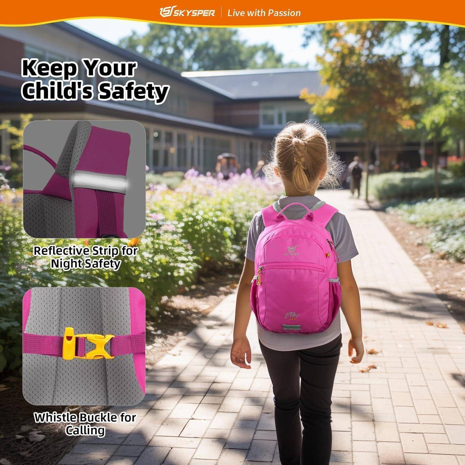Ein Kind mit einem rosa Rucksack geht einen Weg zur Schule. Eingefügte Bilder zeigen einen reflektierenden Streifen und einen Signalpfeifenschnallen für die Sicherheit.