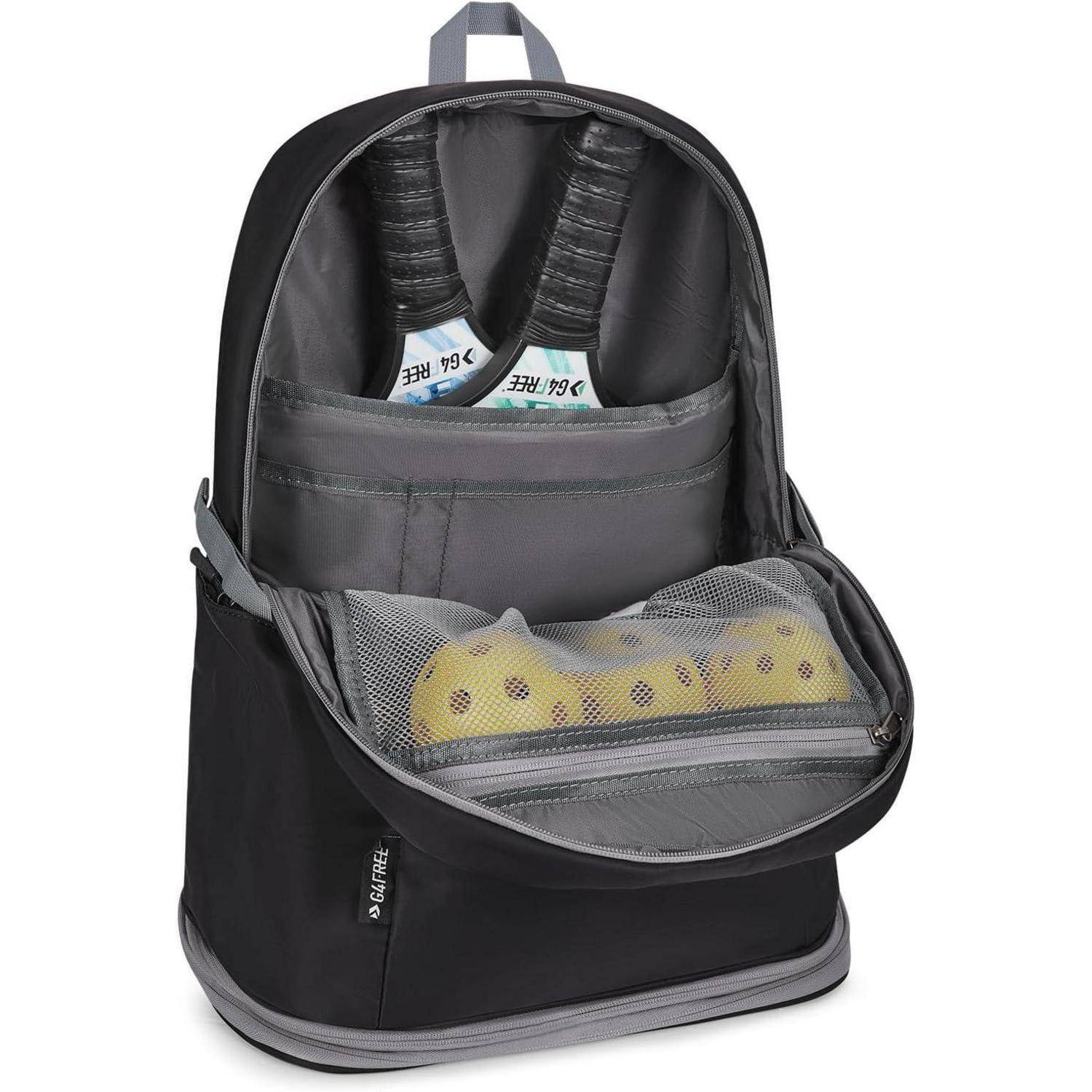 Ein schwarzer Tennis-Rucksack mit zwei Schlägern und einer Reißverschluss-Netzentasche, die Tennisbälle enthält. Der Rucksack hat eine graue Innenfütterung.