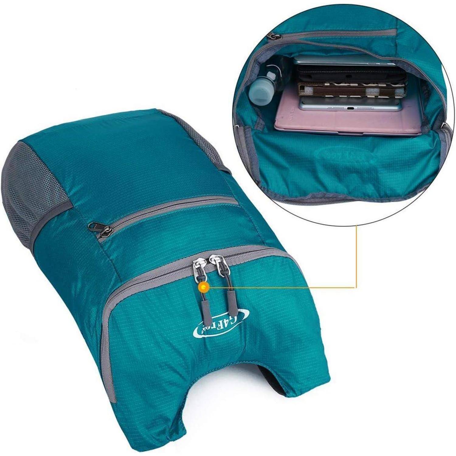 Ein Rucksack in Blaugrün mit grauen Akzenten wird gezeigt. Ein Ausschnitt hebt eine geöffnete Tasche hervor, die ein rosa Tablet und eine blaue Flasche enthält.