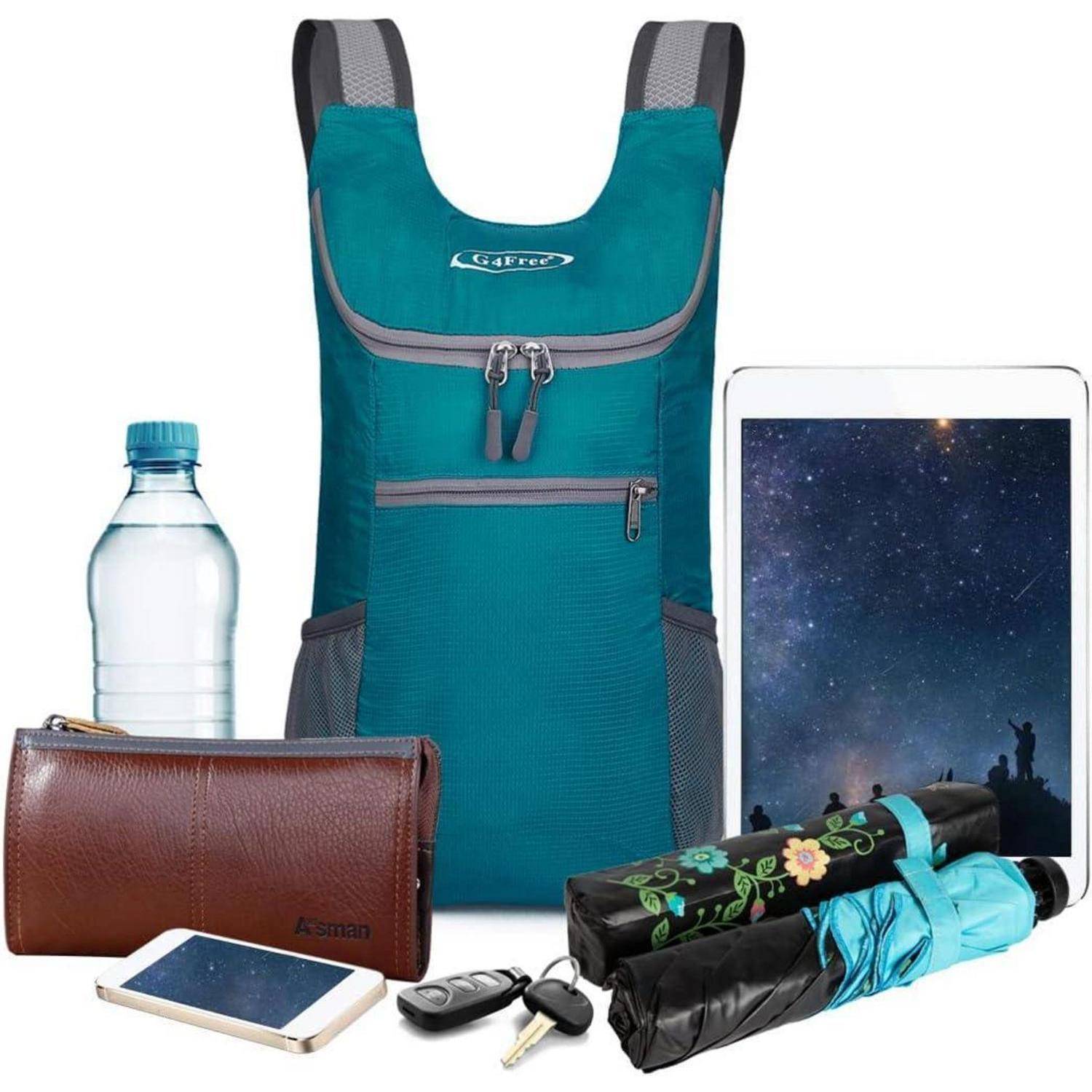 Ein petrolblaues Rucksack mit zwei Vorderzippern ist von einem Smartphone, Geldbörse, Wasserflasche, Regenschirm, einem Schlüsselpaar und einem Tablet mit einem Sternenhimmel umgeben.