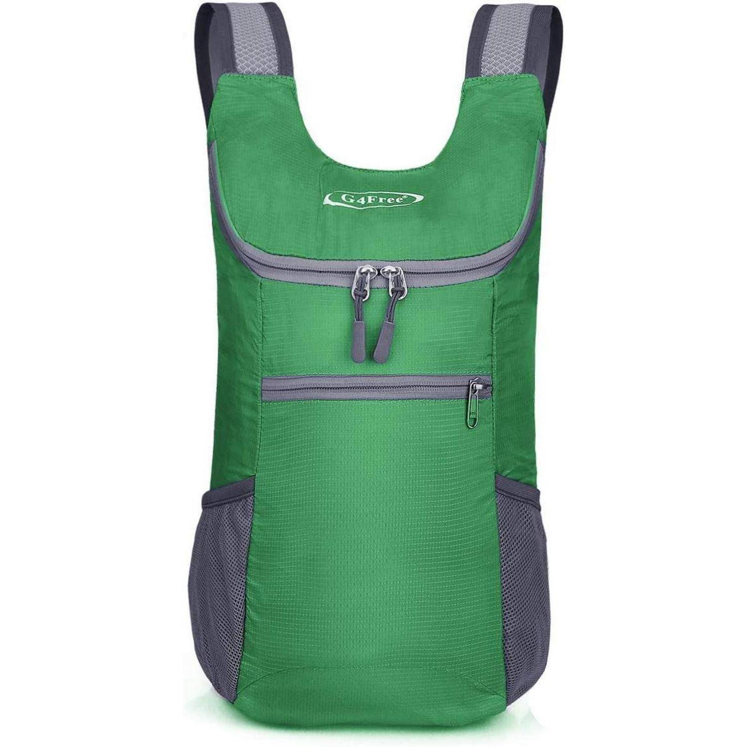 Ein kompakter, leichter grüner Rucksack mit grauen Akzenten, ausgestattet mit einem Hauptfach mit Reißverschluss, seitlichen Netztaschen und verstellbaren Trägern.