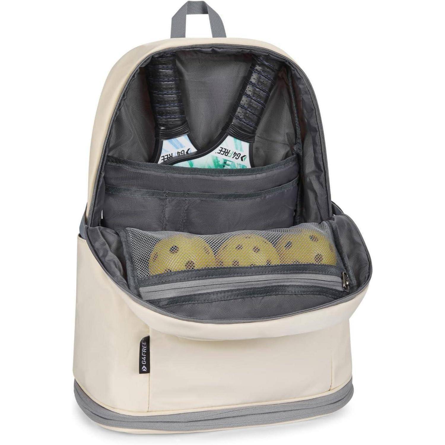 Geöffneter Rucksack, der das Innere zeigt, mit zwei Getränken und Chocolate-Chip-Keksen in einer Netztasche, bereit für einen Tag unterwegs.