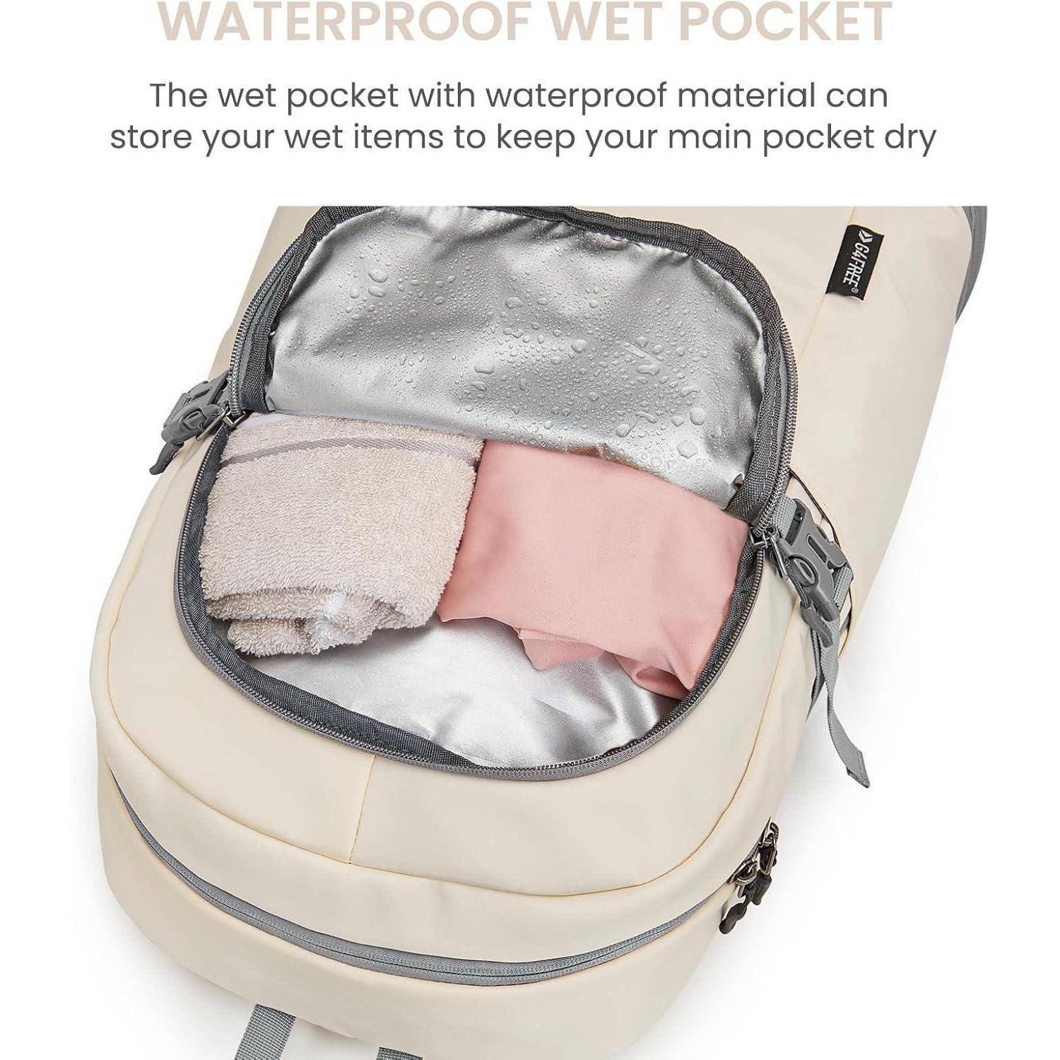 Ein beige Rucksack mit offener Oberseite zeigt ein wasserdichtes Fach, das ein rosa und ein weißes Handtuch enthält und damit seine Funktion zur Aufbewahrung nasser Gegenstände unter Beweis stellt.