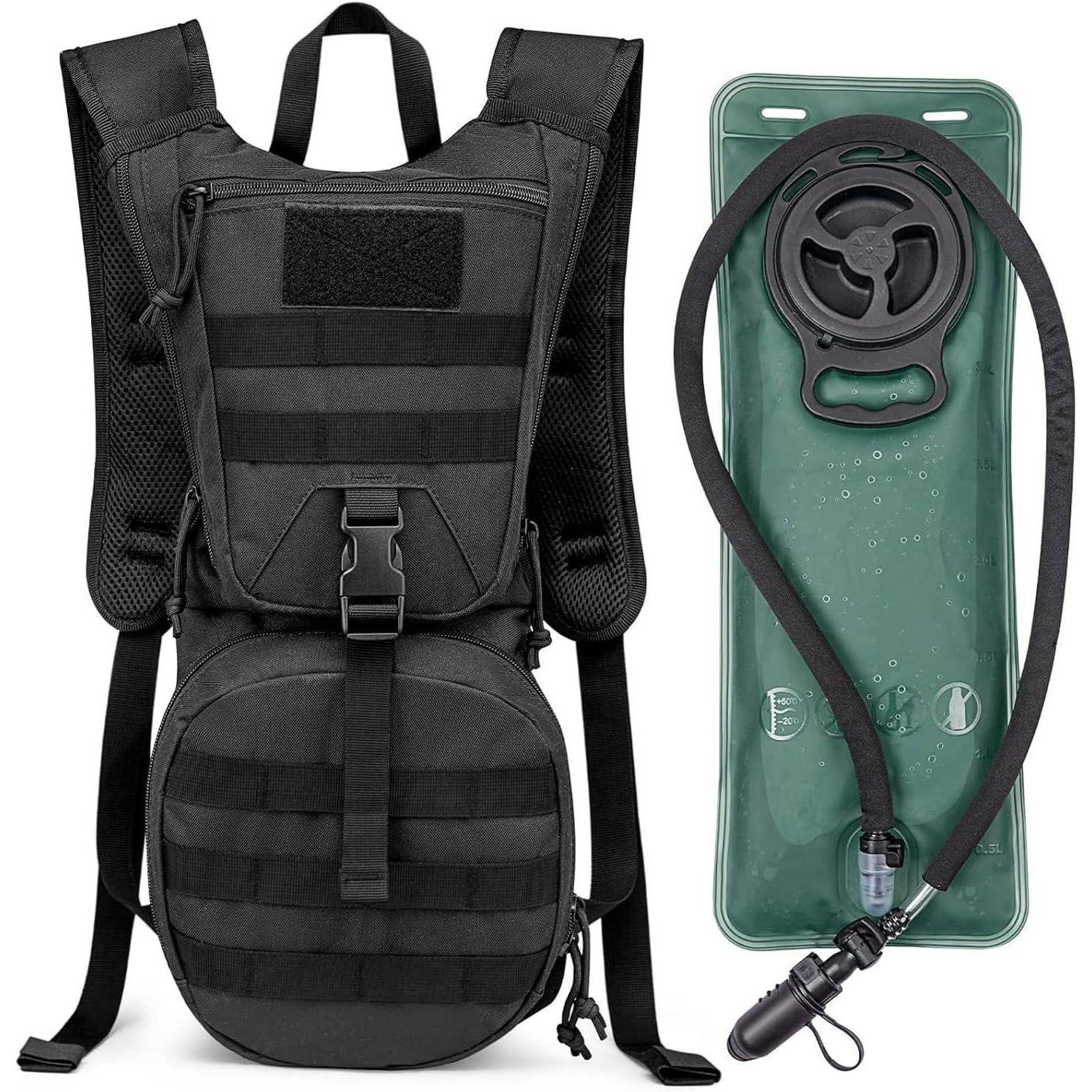 Schwarzer taktischer Hydration-Rucksack mit einem daneben liegenden Hydration-Trinkbeutel, ausgestattet mit Trägern und einer Schnalle, konzipiert für Outdoor-Aktivitäten.