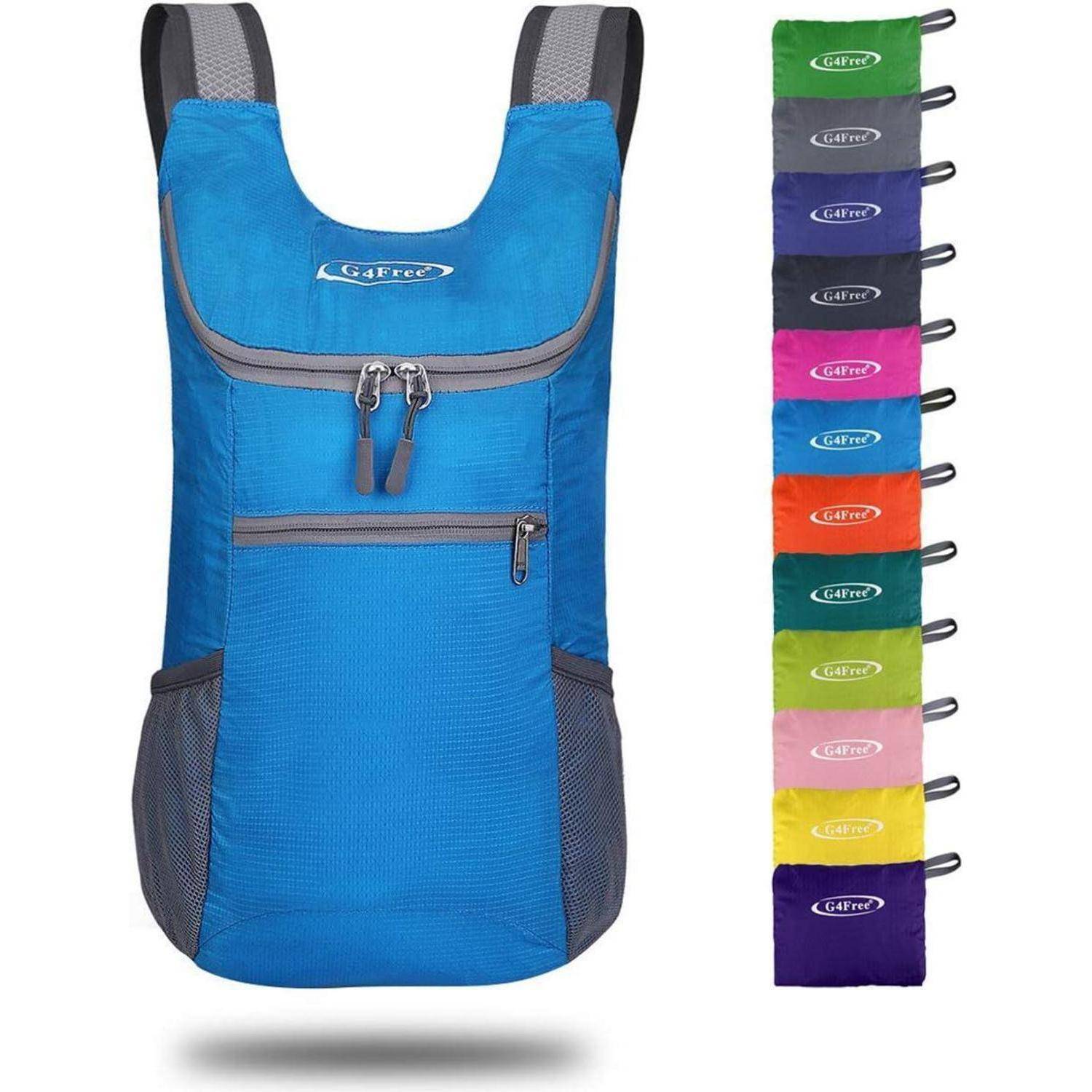 Blauer zusammenklappbarer Rucksack mit einer Reißverschlusstasche an der Vorderseite und seitlichen Netzstoffbeuteln. Abgebildet sind verschiedene Farboptionen, darunter Lila, Orange und Grün.