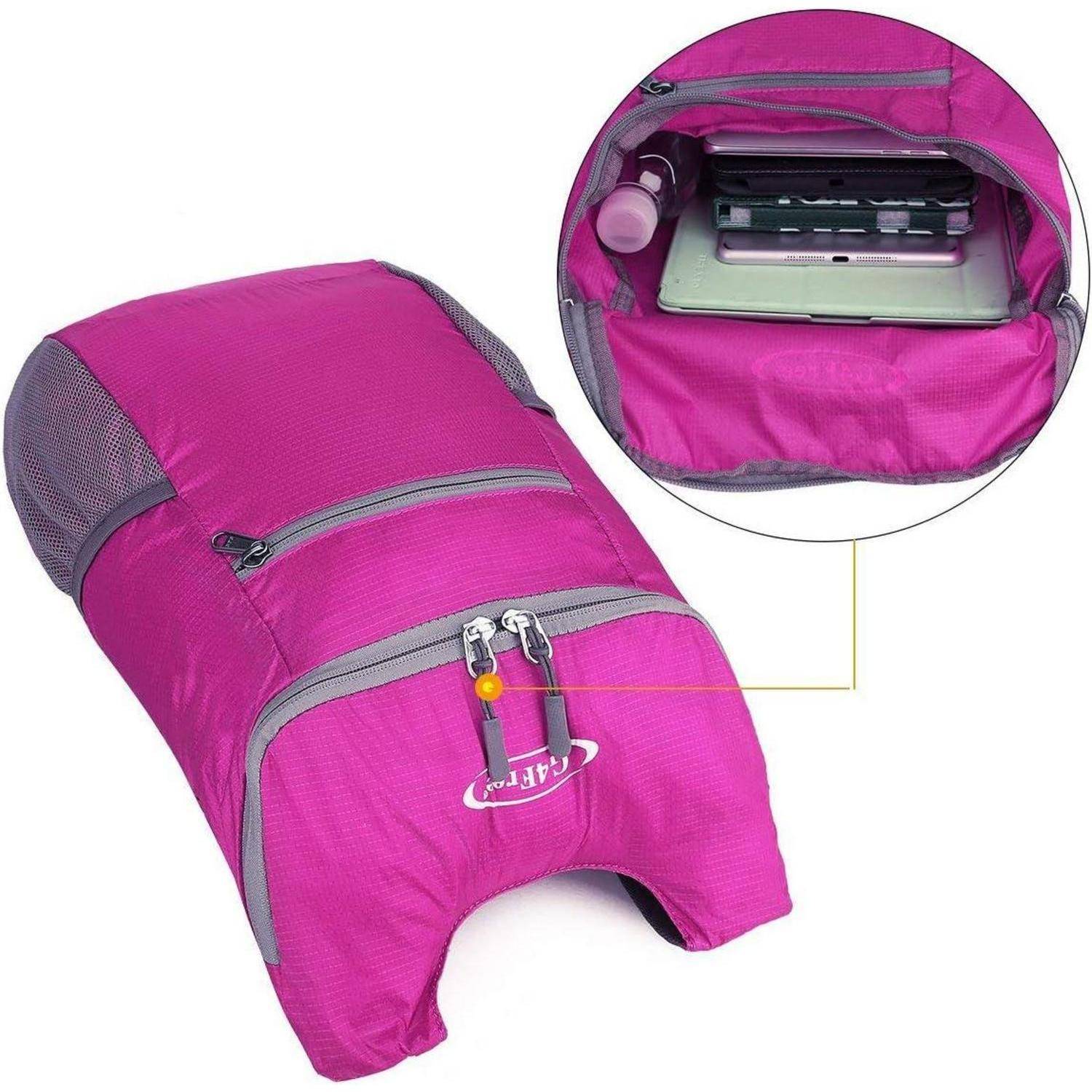 Pinker Rucksack mit grauen Reißverschlüssen und einem Logo. Einblenden zeigt Innentasche mit Telefon, kleinem Tablet und pinker Flasche.
