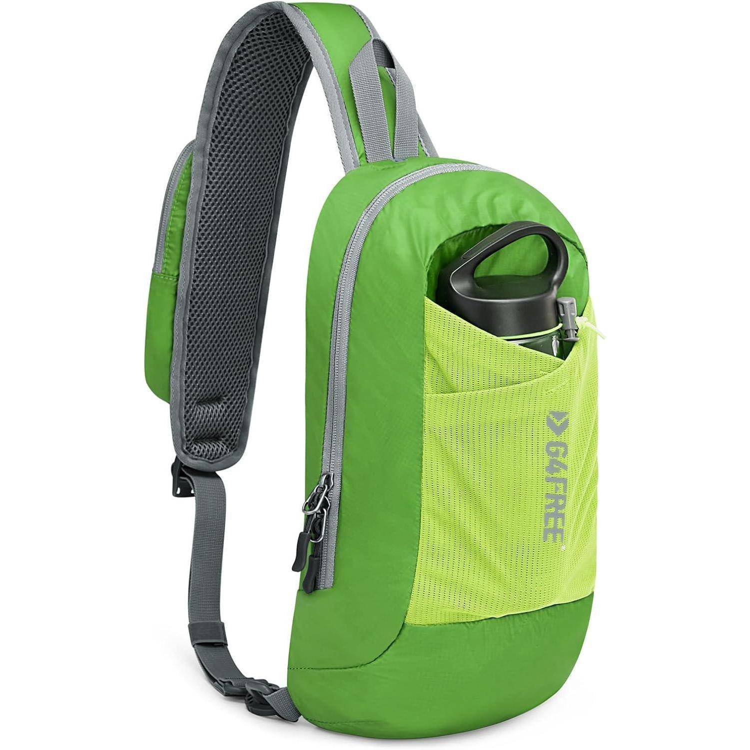 Ein limegrüner und grauer Rucksack mit einer Vordertasche, in der eine Wasserflasche aus Edelstahl zu sehen ist. Der Markenname 'G4FREE' ist auf der Tasche sichtbar.