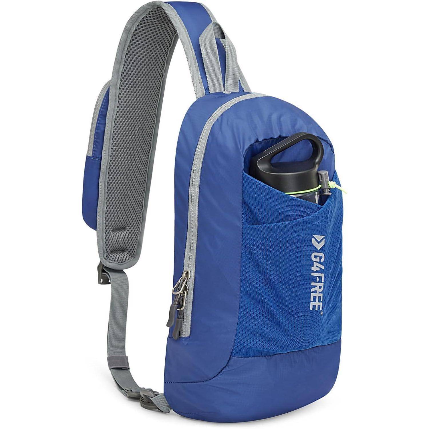 Ein blauer Sling-Rucksack mit einer Seitentasche, in der eine schwarze Wasserflasche steckt. Das Etikett trägt die Aufschrift 'G4FREE'. Der Gurt ist gepolstert und verstellbar.