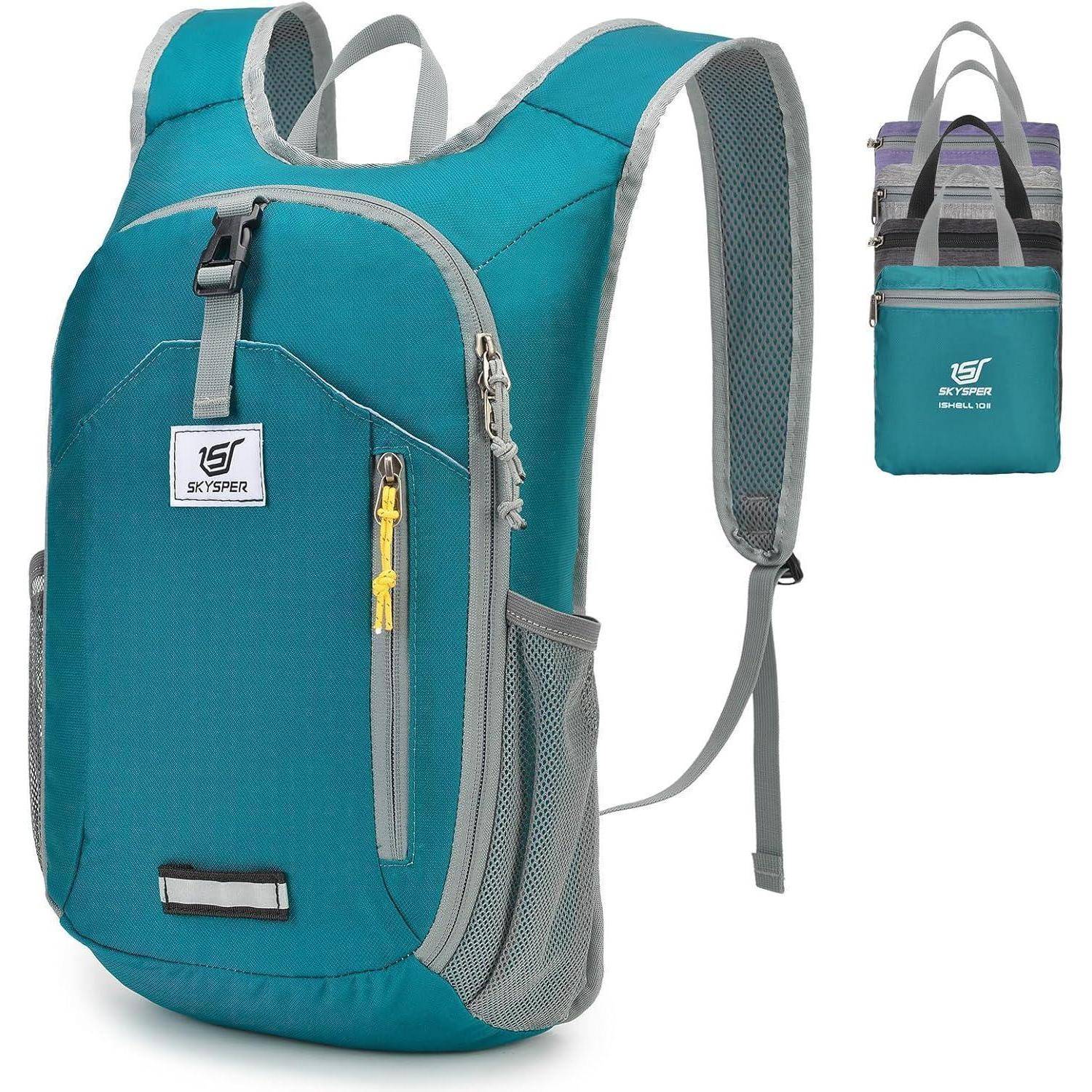 Ein petrolblauer Rucksack mit grauen Trägern und einer Reißverschlusstasche vorne, versehen mit einem Logo. Die Einblendung zeigt den Rucksack in eine kompakte Tasche zusammengefaltet.