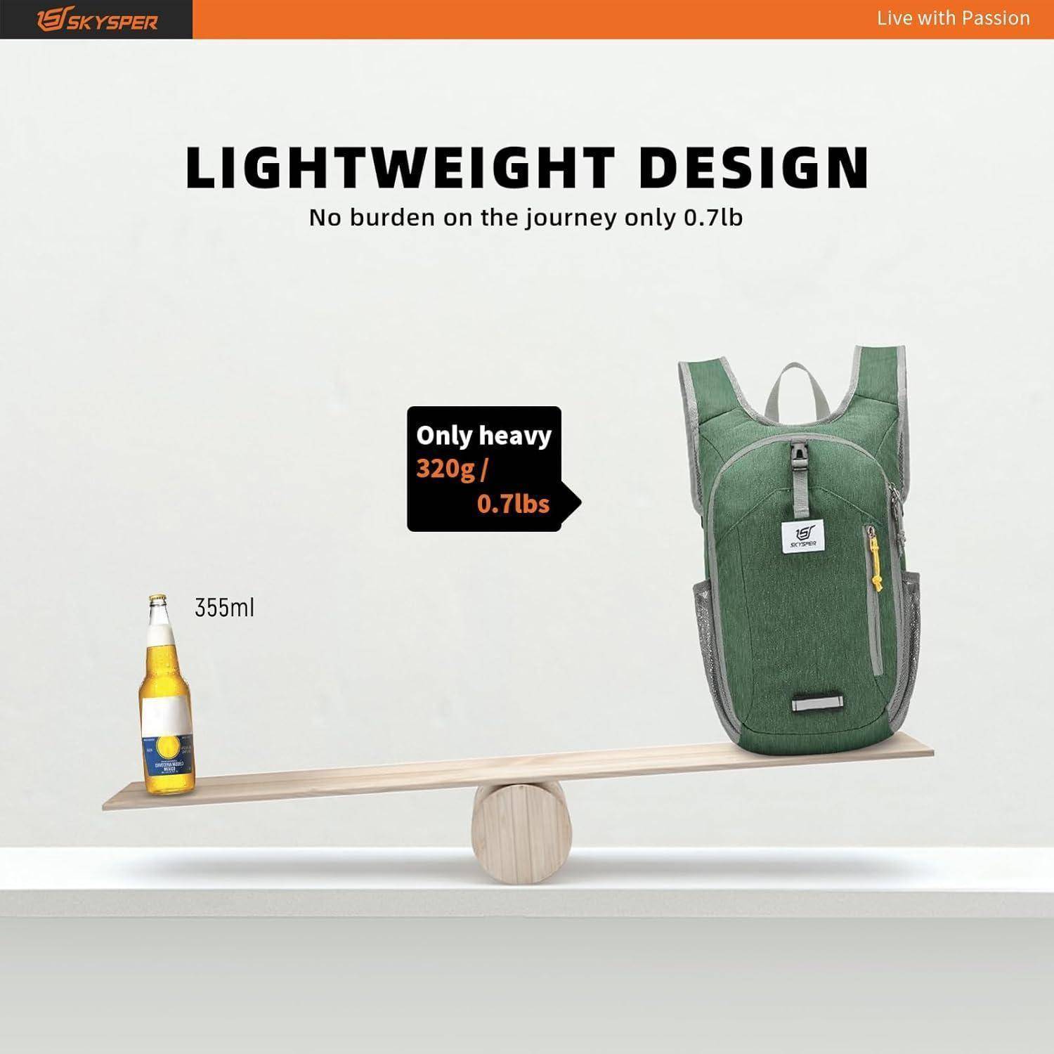 Ein grüner Rucksack auf einer Wippe balanciert mit einer Flasche und veranschaulicht das 'Leichtgewichts-Design' mit einem Text, der sein Gewicht von 0,7 Pfund hervorhebt.