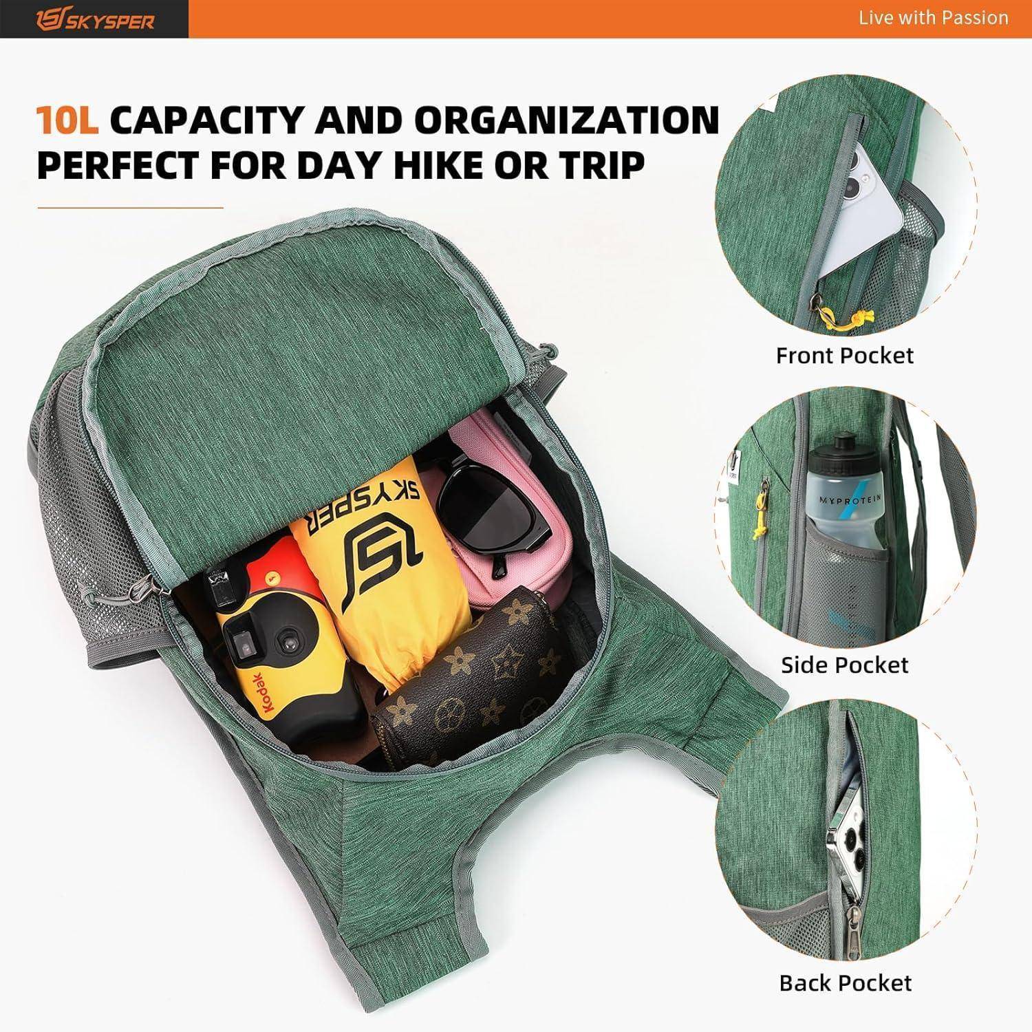 Ein Rucksack mit offenen Taschen, in denen Gegenstände wie eine Flasche, Notizbücher und ein Handtuch zu sehen sind. Text lautet: „10 Liter Fassungsvermögen für Tageswanderung oder Ausflug.