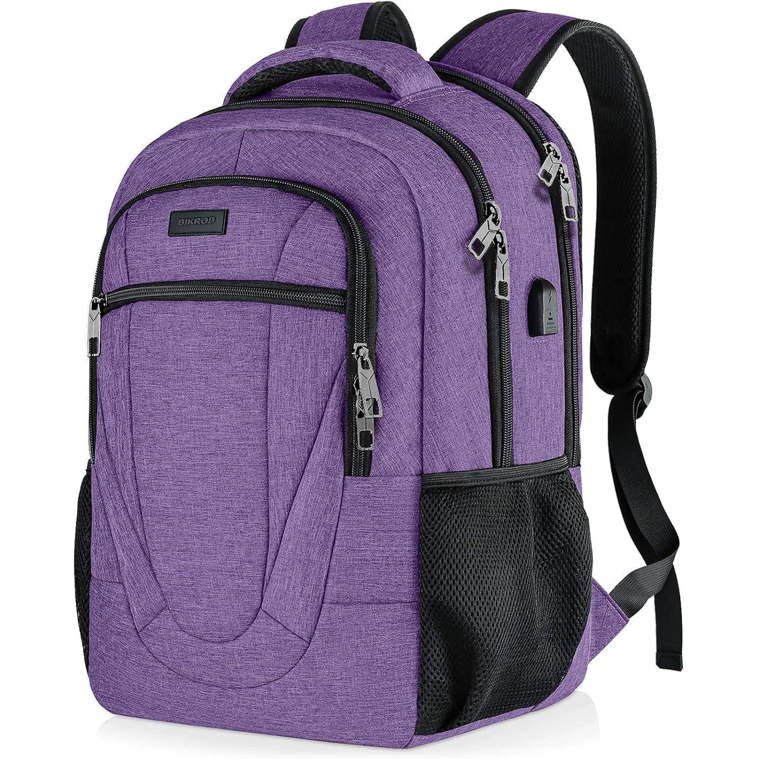 Ein lila Rucksack mit mehreren Reißverschlusskompartimenten und schwarzen Netztaschen, ausgestattet mit einem integrierten USB-Ladeanschluss.