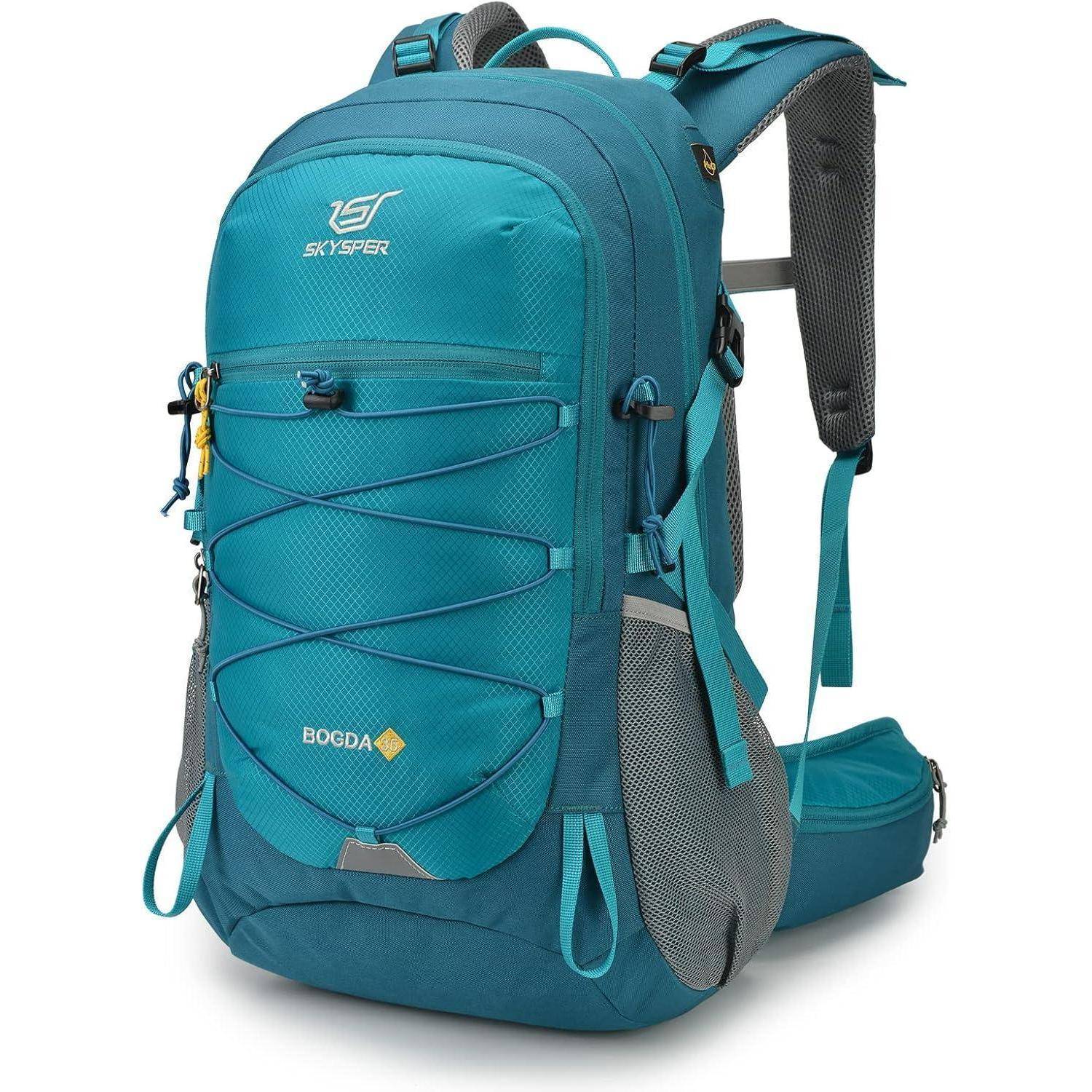 Ein blauer und grauer Wanderrucksack mit mehreren Fächern, Netztaschen und verstellbaren Schultergurten, mit der Markenbezeichnung 'Skyser' und 'Bogda'.