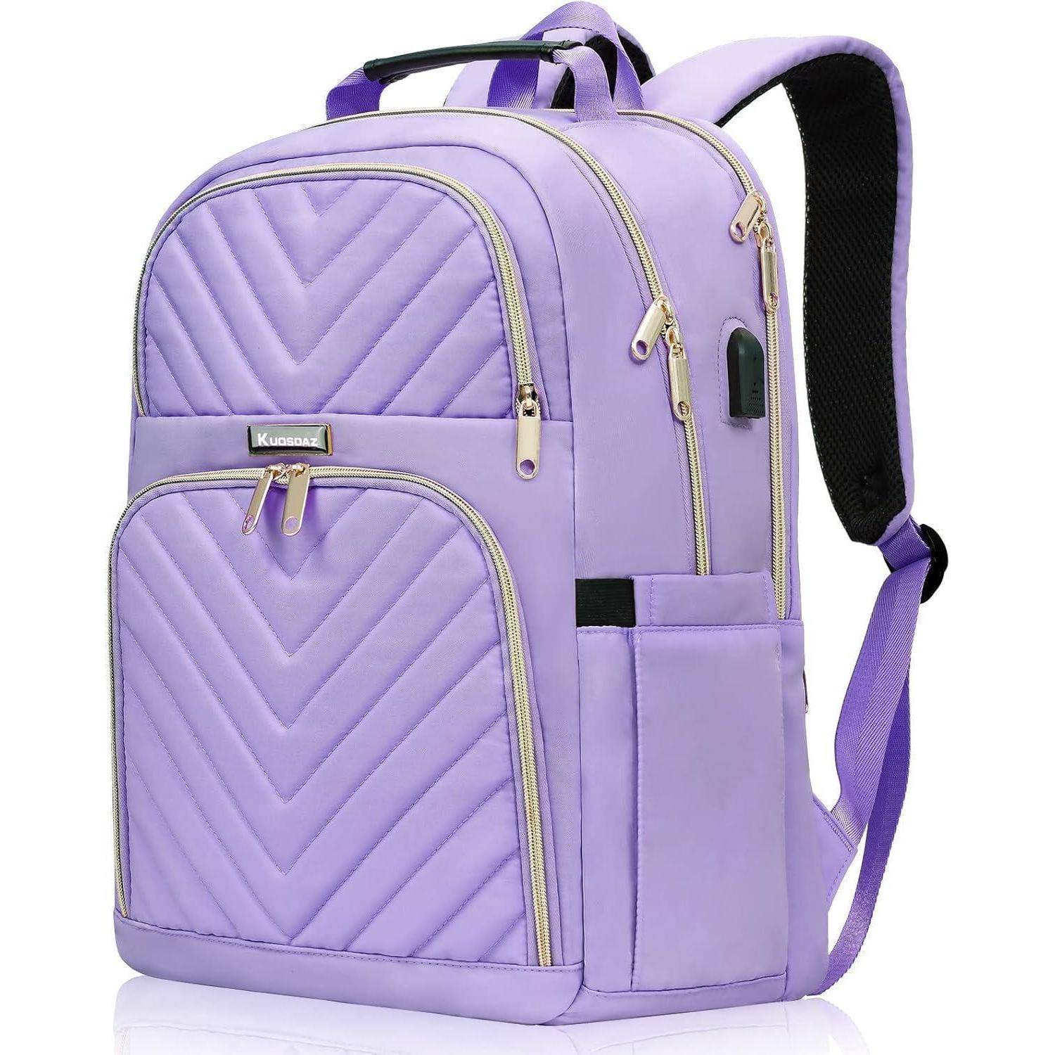 Ein hellvioletter Rucksack mit Steppnähten, mehreren Reißverschlussfächern und verstellbaren Trägern, der vor einem weißen Hintergrund präsentiert wird.