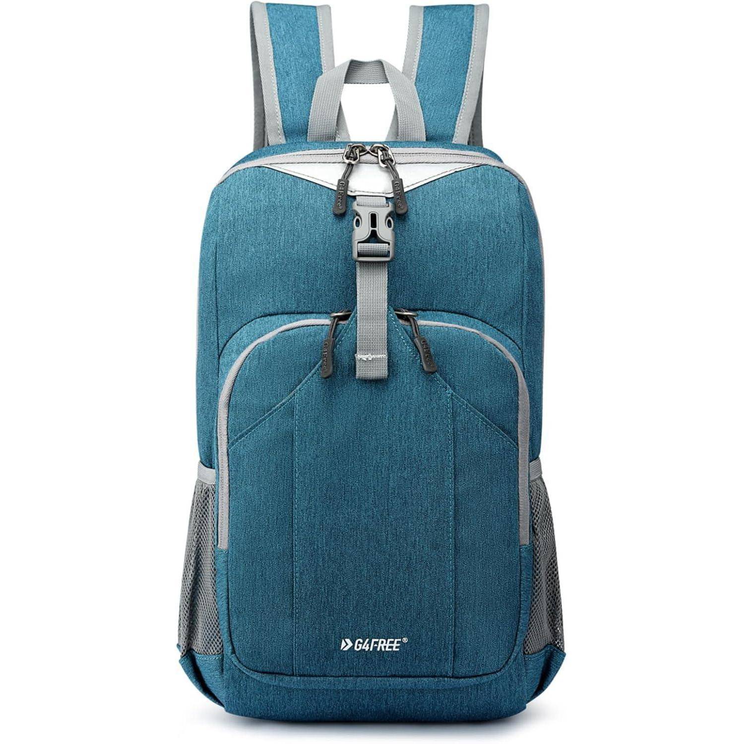 Blauer Rucksack mit grauen Akzenten, Vordertasche und seitlichen Netztaschen, ausgestattet mit Tragegriff und verstellbaren Schultergurten.