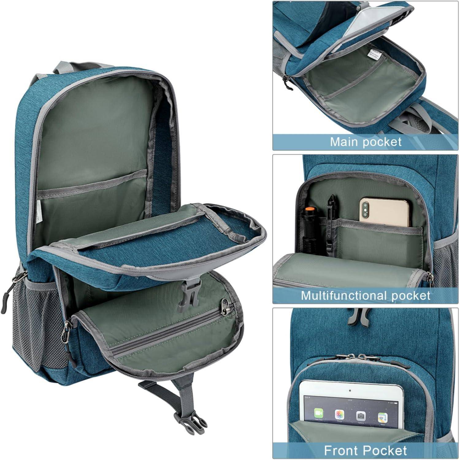 Ein blauer Rucksack ist geöffnet und zeigt drei Taschen: die Haupttasche, eine multifunktionale Tasche mit Fächern für Gegenstände wie ein Handy und Stifte sowie eine Vordertasche, in der ein Tablet liegt.