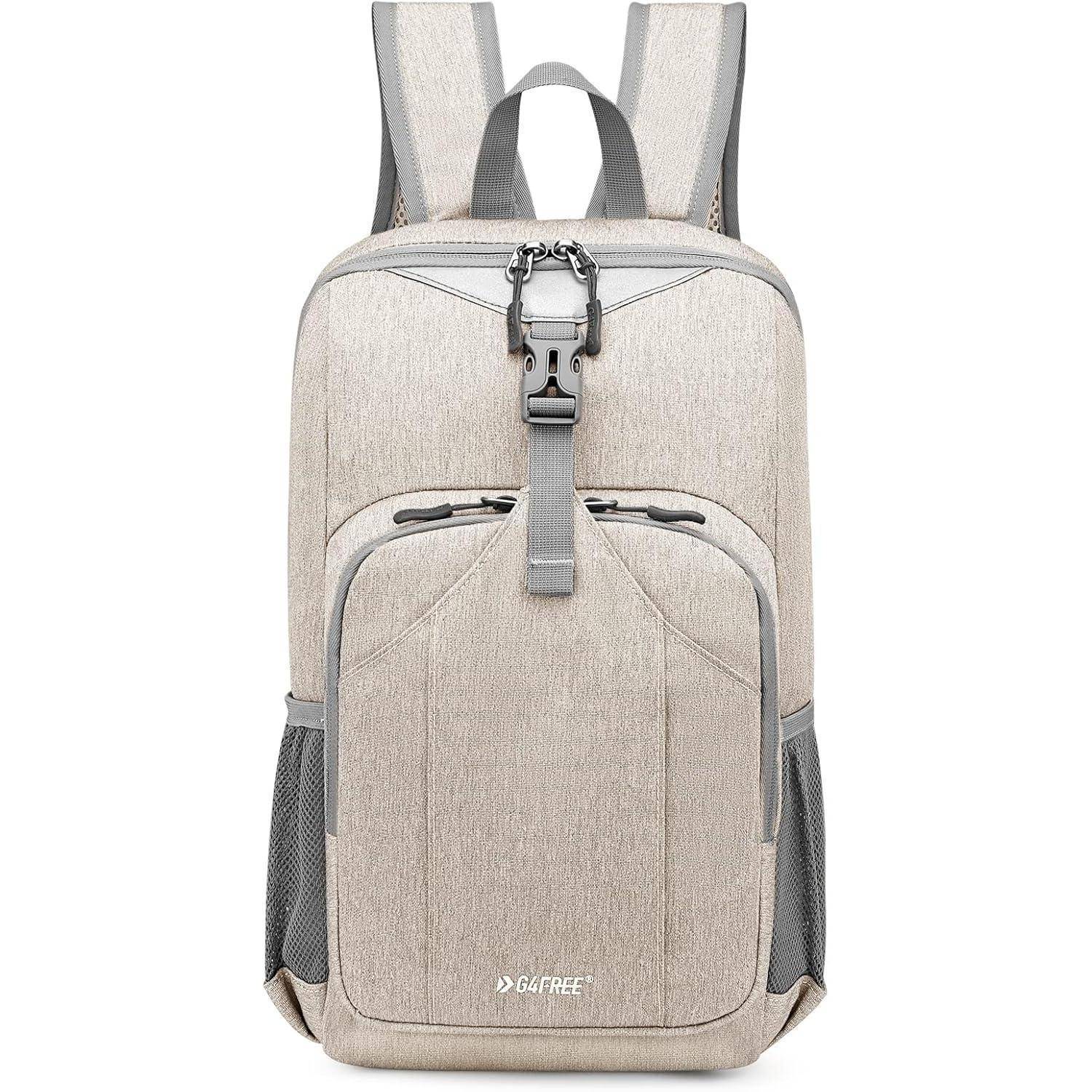 Ein beiger Rucksack mit Vordertasche, Schnallenverschluss und seitlichen Netztaschen. Der Rucksack ist für den lässigen oder Outdoor-Gebrauch konzipiert.