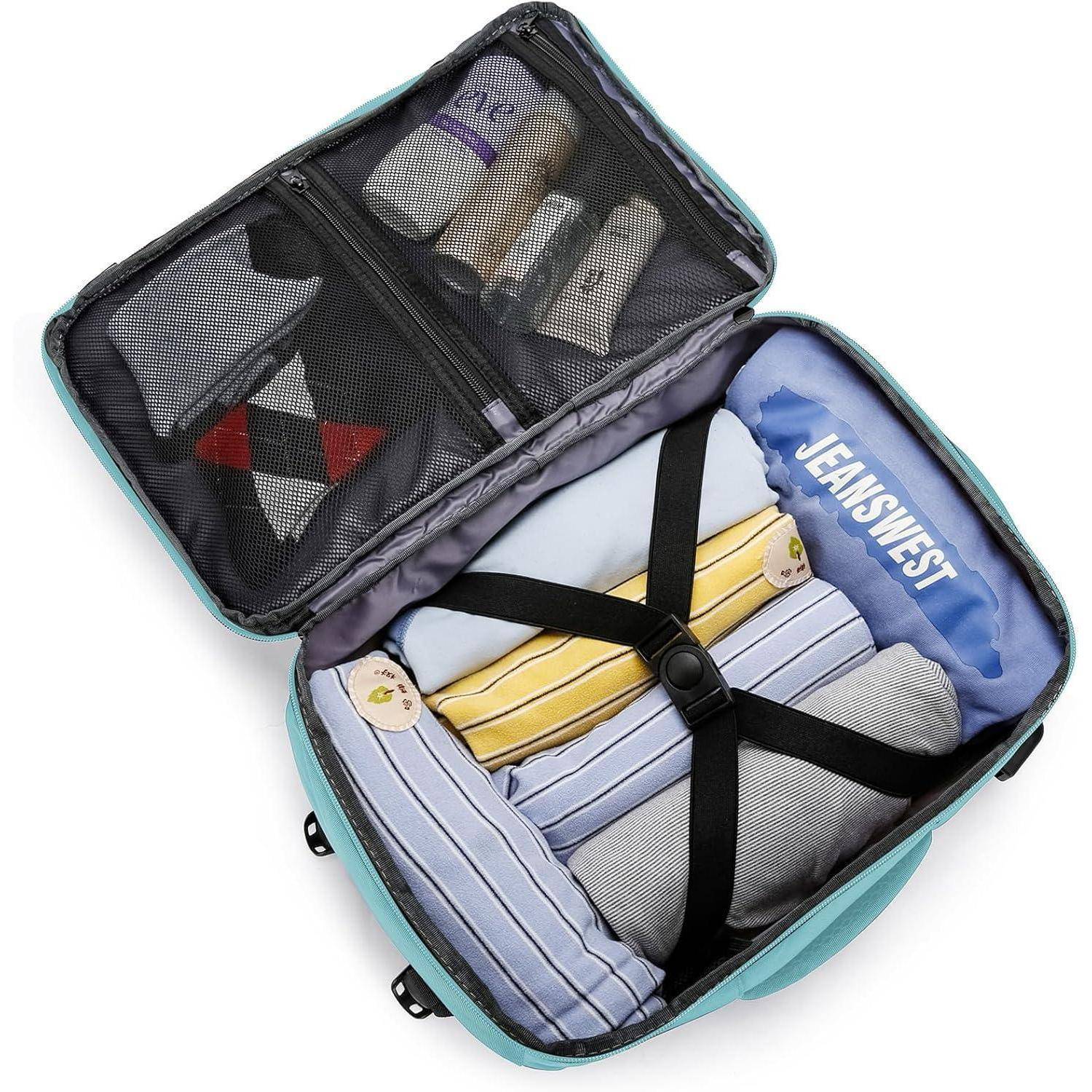 Geöffneter Koffer mit organisierten Kleidungsstücken und Toilettenartikeln. Kleidung umfasst gefaltete Hemden, Hosen und einen Pullover, der durch Kreuzriemen gesichert ist. Toilettenartikel befinden sich in einer Netztasche.