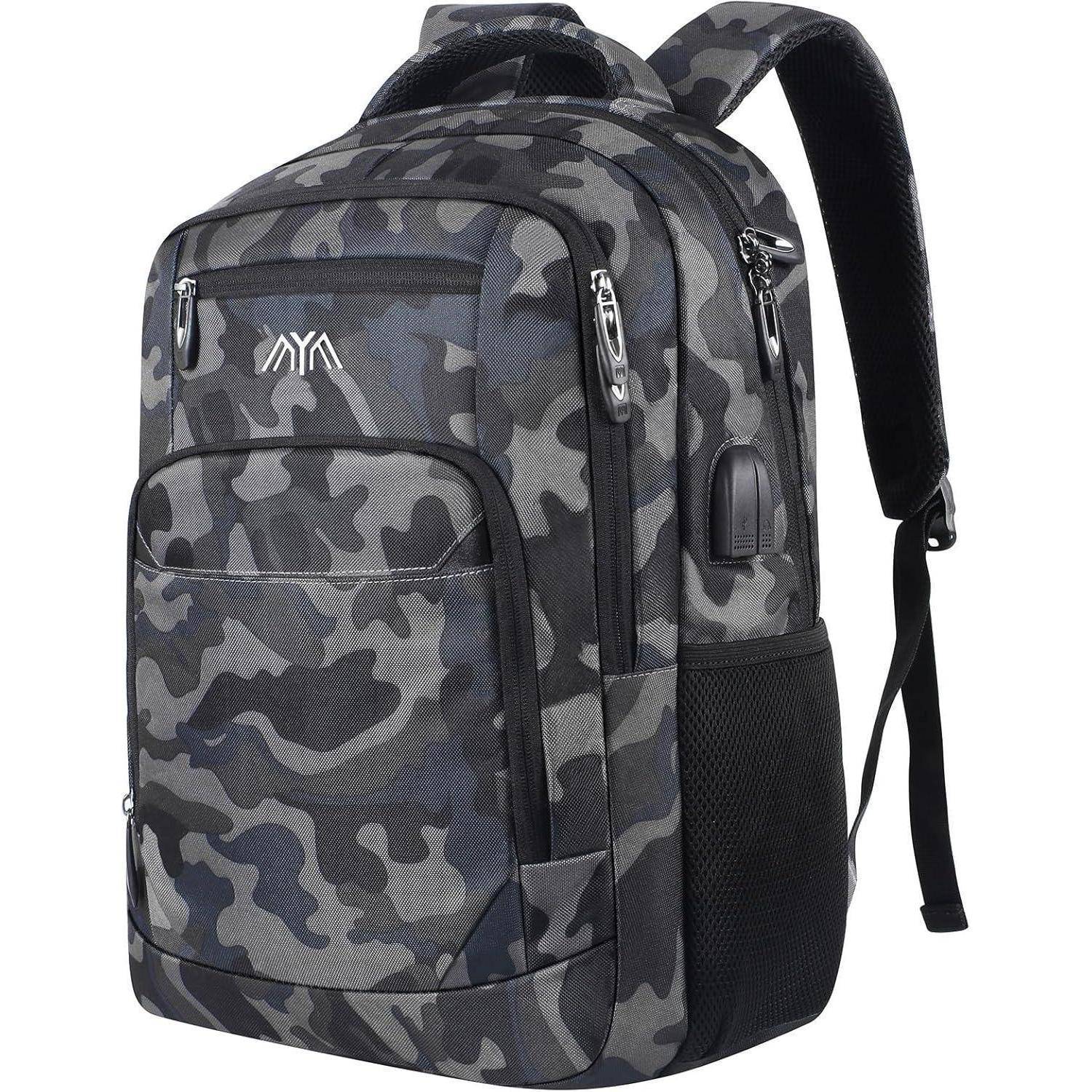 Ein schwarz-grau gemusterter Rucksack mit Tarnfleckenmuster, mehreren Reißverschlussfächern und einem USB-Ladeanschluss wird gezeigt.