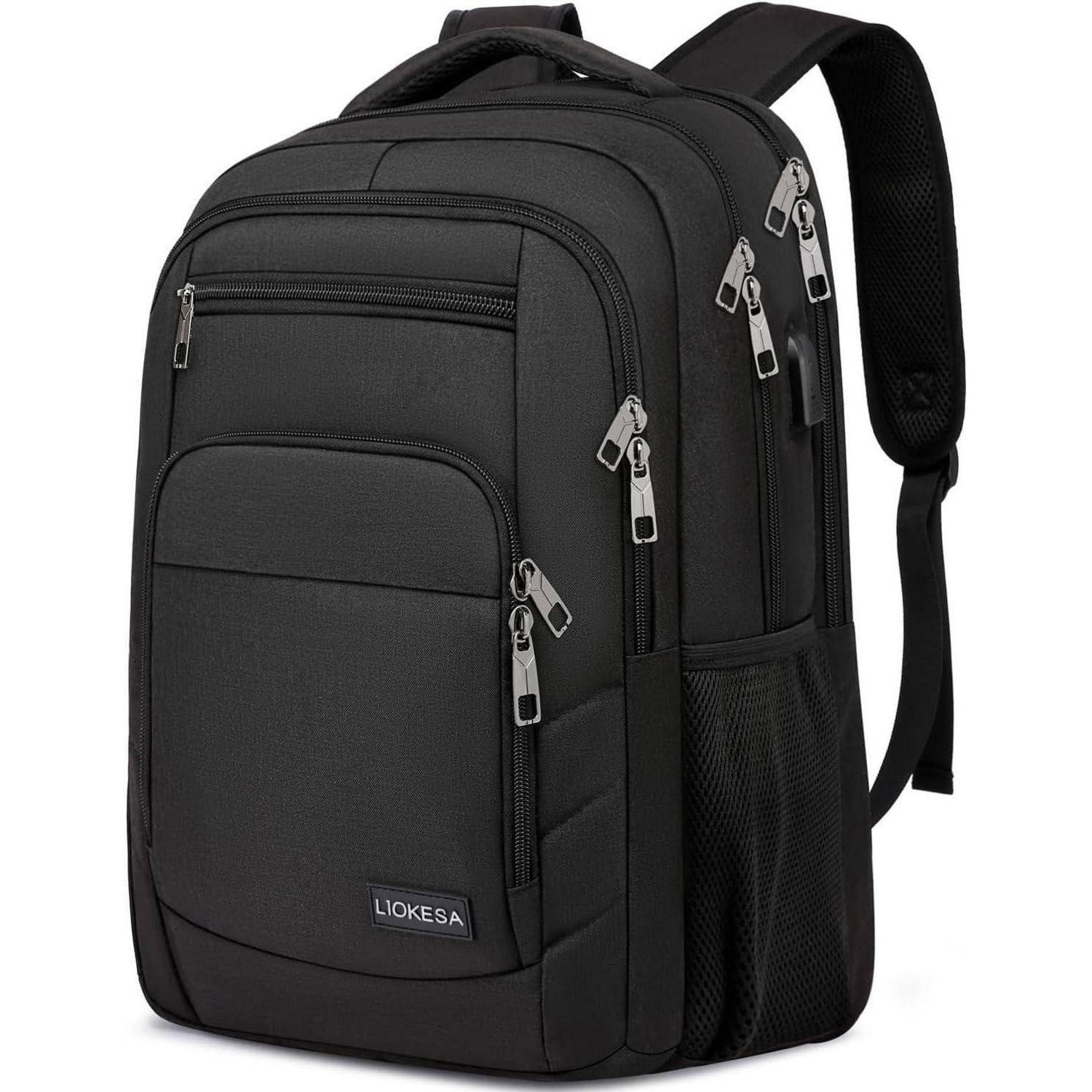 Ein schwarzer Rucksack mit mehreren Reißverschlussfächern, seitlichen Netztaschen und verstellbaren gepolsterten Trägern, geeignet für Reisen oder die Schule.