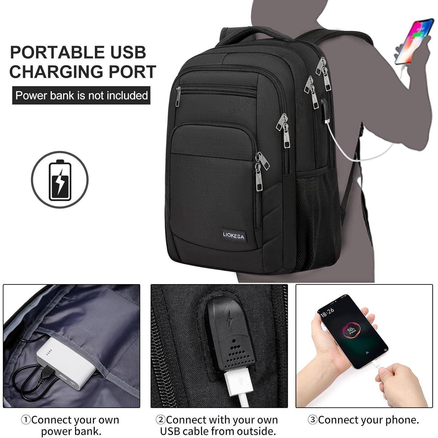 Ein schwarzer Rucksack mit mehreren Fächern, ausgestattet mit einem integrierten USB-Ladeanschluss. Diagramme veranschaulichen die Schritte zum Anschließen einer Powerbank und eines Telefons zum Laden.