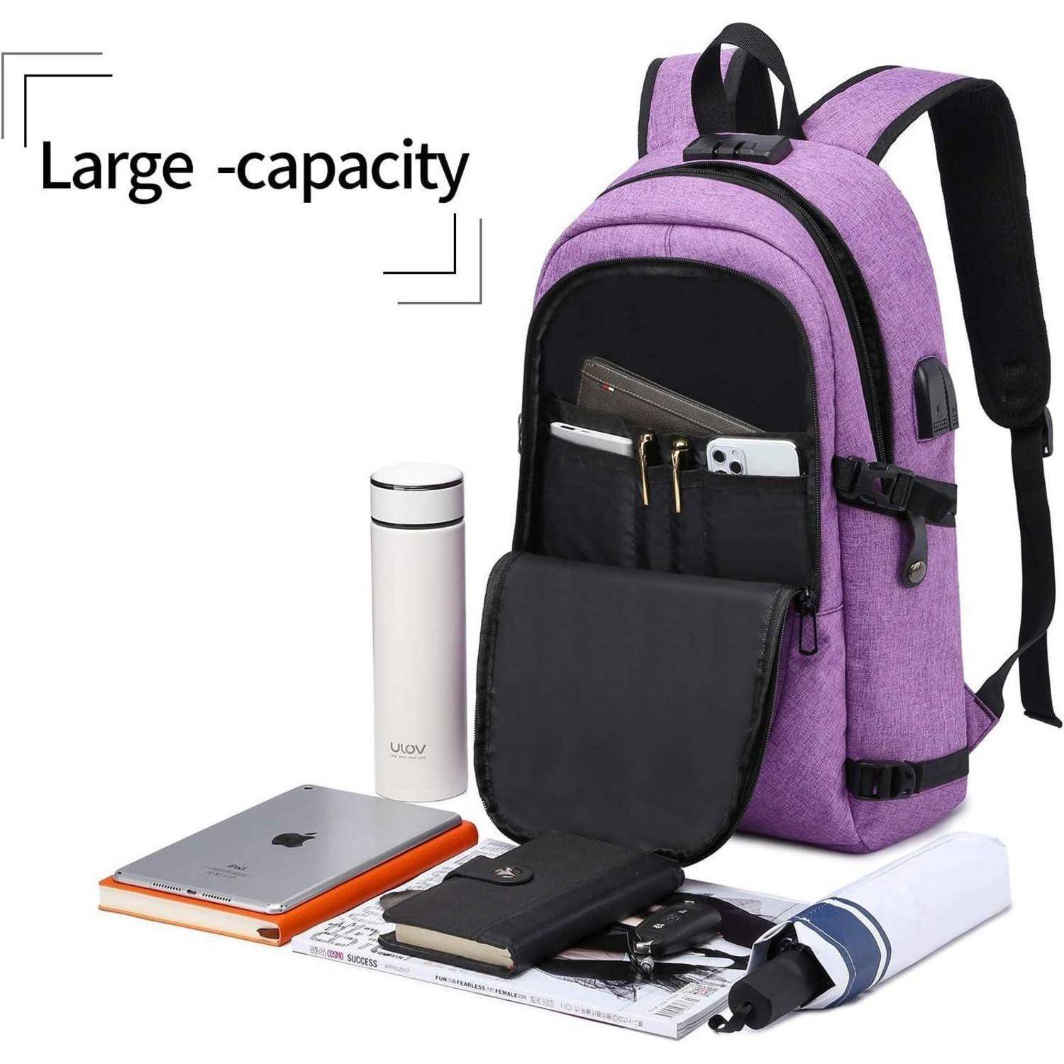 Lila Rucksack mit geöffneten Fächern, der seine große Kapazität präsentiert. Umgebende Gegenstände umfassen ein Tablet, ein Notizbuch, ein Telefon und eine Wasserflasche.