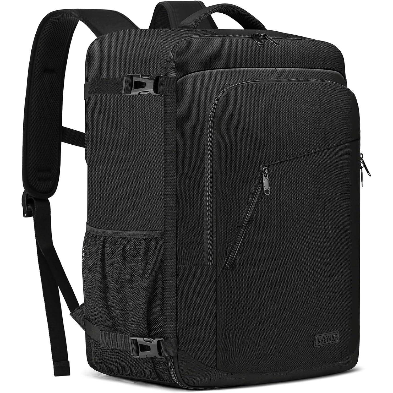 Ein schwarzer Reise-Rucksack mit mehreren Fächern, einschließlich einer Reißverschlusstasche an der Vorderseite, einer seitlichen Netztasche und verstellbaren Schultergurten.