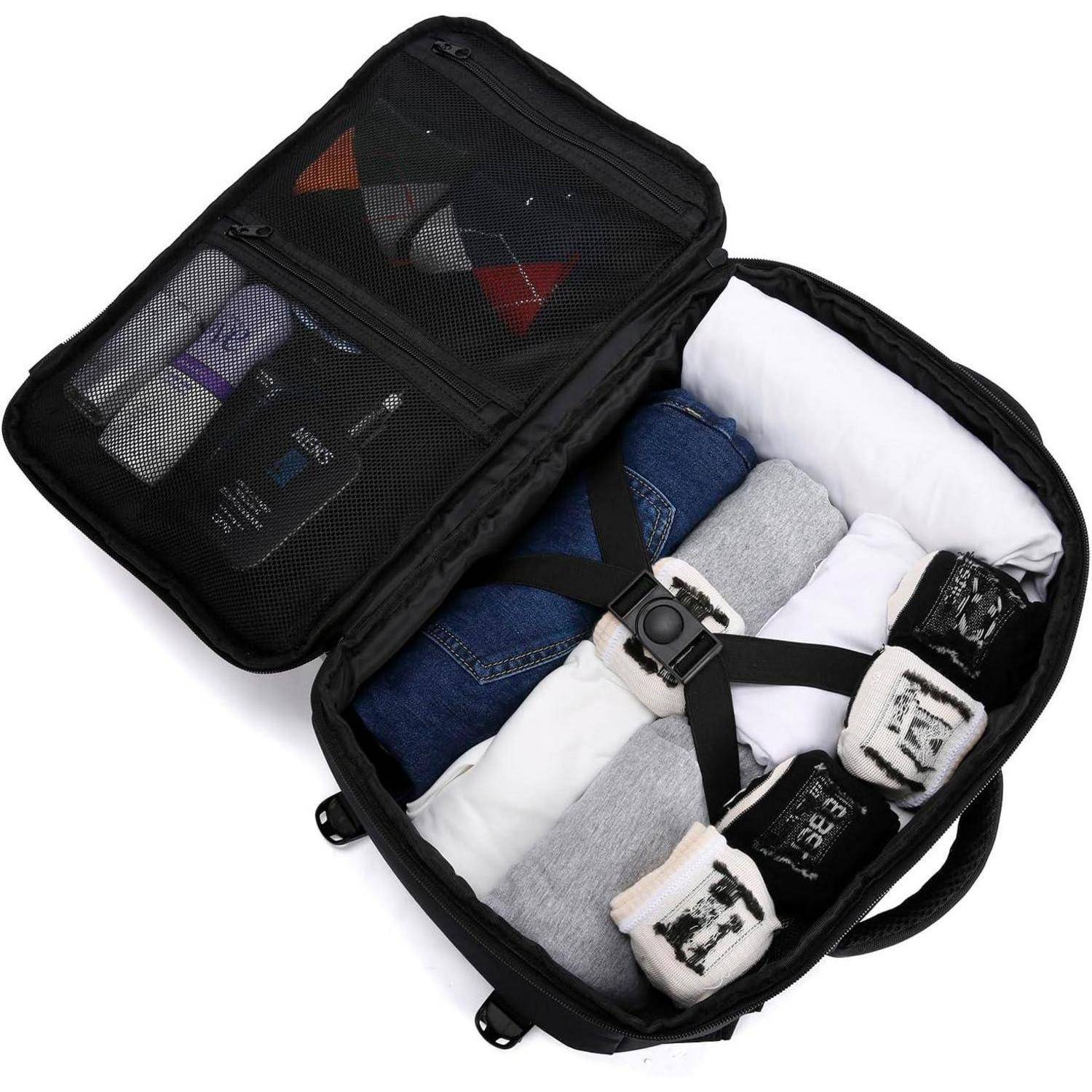 Geöffneter Koffer, ordentlich gepackt mit Kleidung, einem Paar Schuhen und Toilettenartikeln. Die Gegenstände sind in separaten Fächern organisiert, um den Platz effizient zu nutzen.