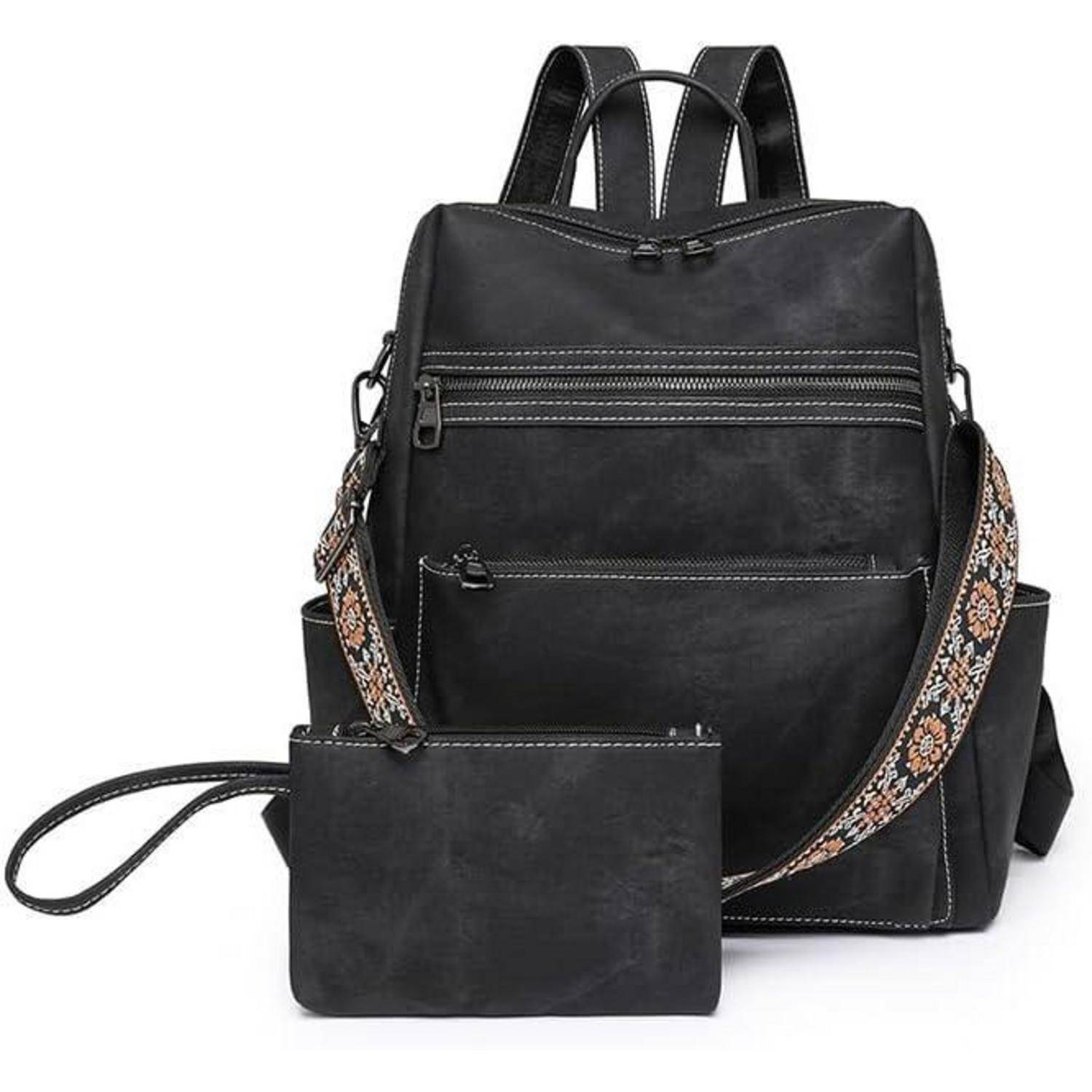 Ein schwarzer Lederrucksack mit mehreren Taschen und einer kleinen abnehmbaren Tasche vorne, ausgestattet mit einem dekorativ gemusterten Gurt.