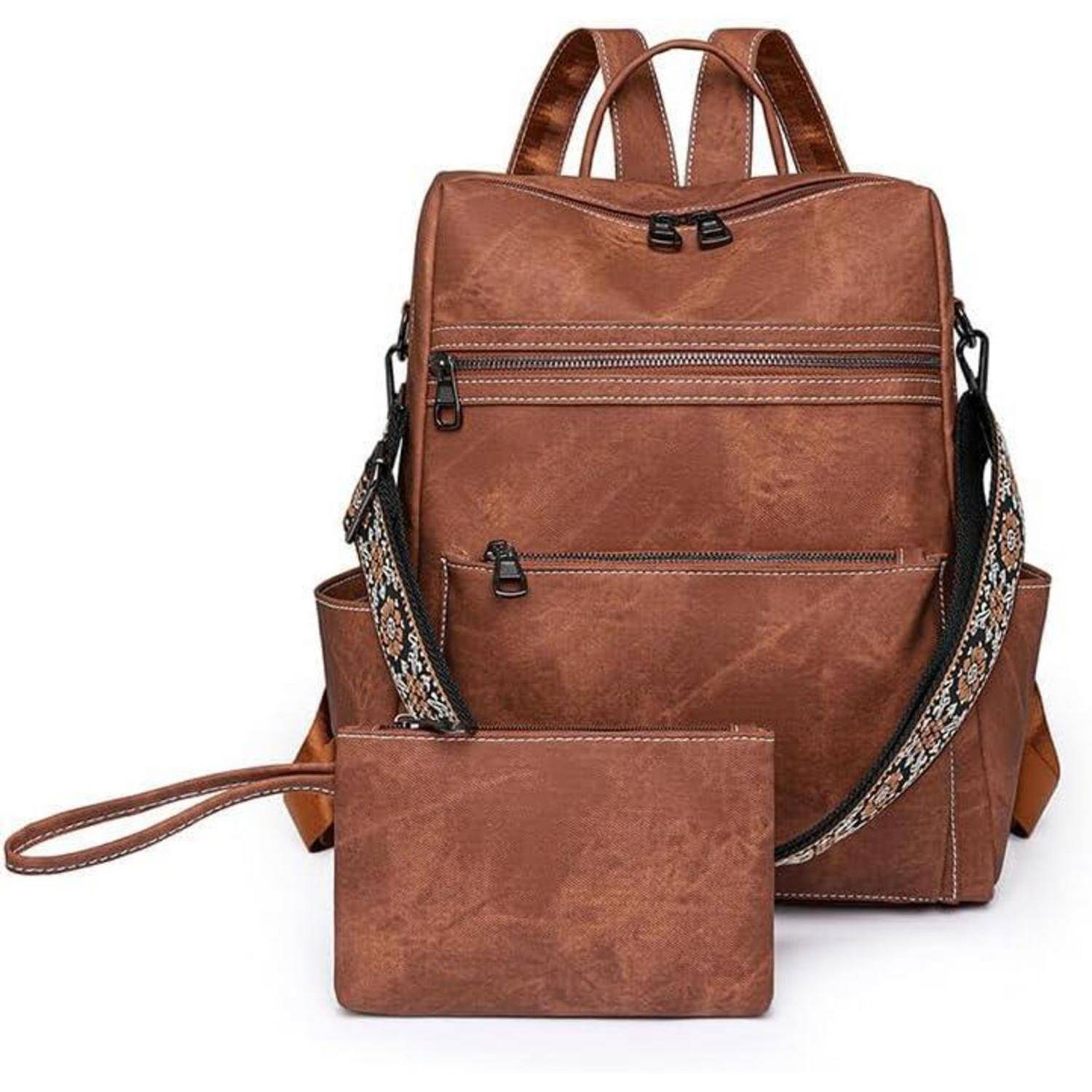 Brauner Lederrucksack mit mehreren Reißverschlüssen und einem dekorativen gemusterten Riemen, zusammen mit einer passenden braunen Tasche.