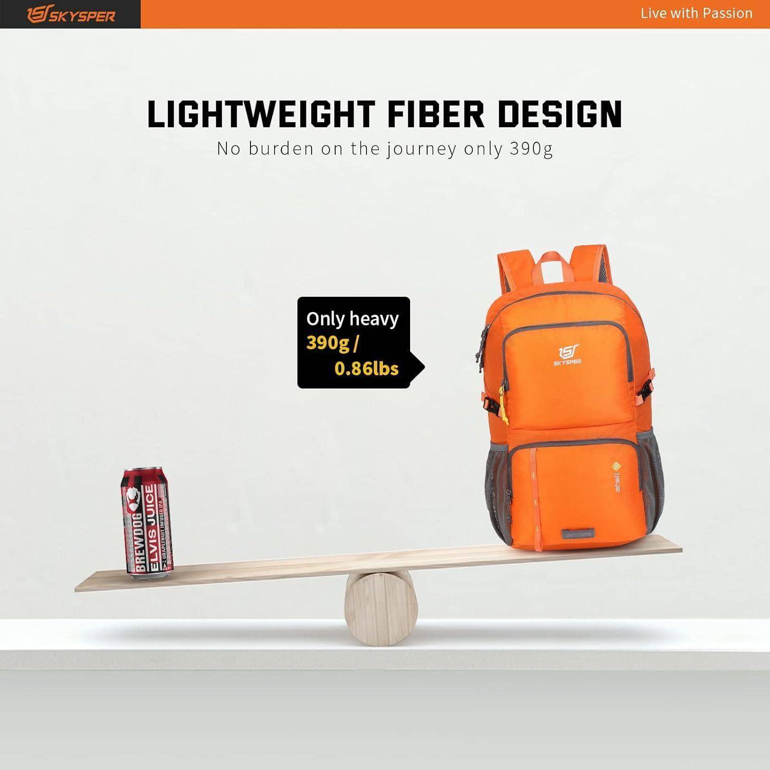 Ein orangefarbener Rucksack mit der Aufschrift ‚Lightweight Fiber Design, nur 390g (0.86 lbs)', balanciert auf einer Wippe zusammen mit einer Energiegetränkedose und unterstreicht dadurch seine Leichtigkeit.