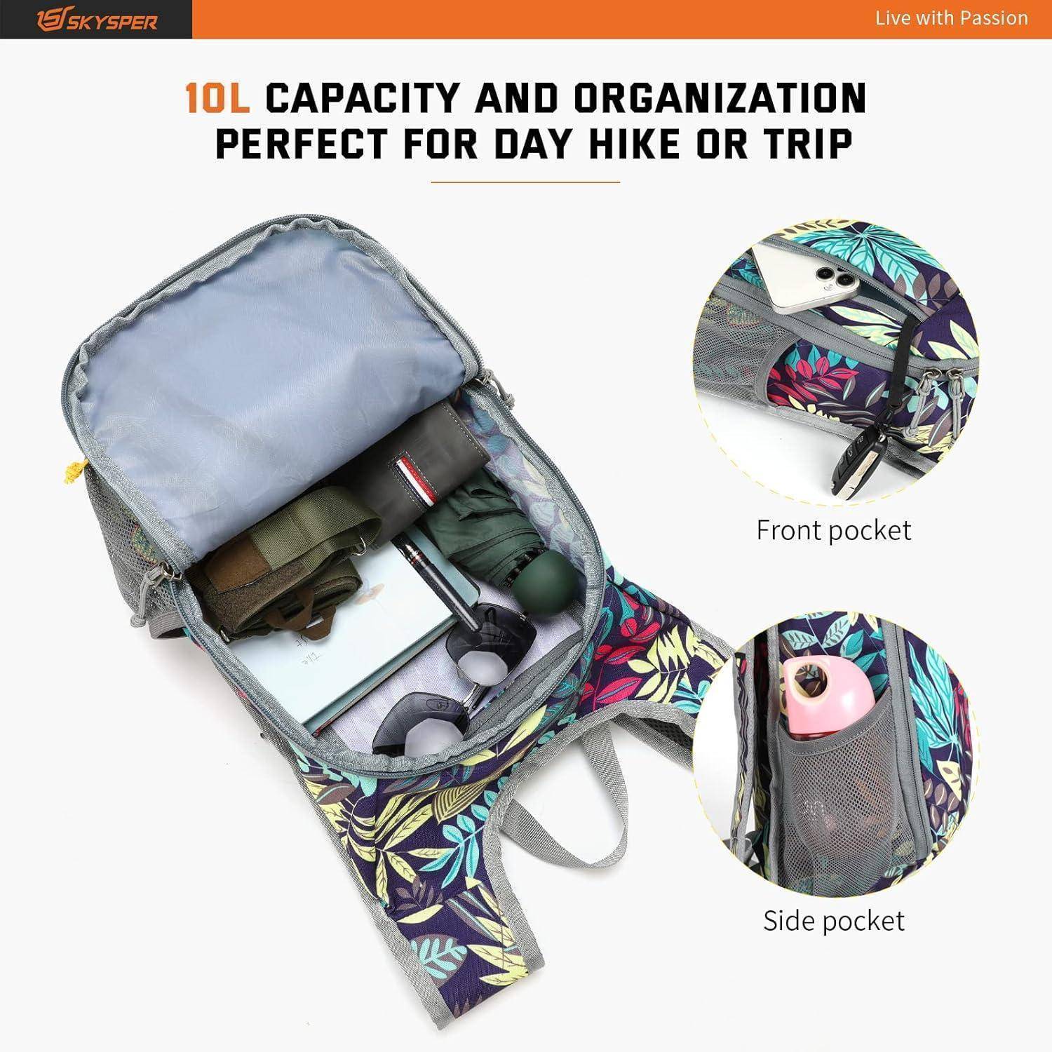 Ein kleiner Rucksack mit Blumenmuster, geöffnet, um die übersichtlich arrangierten Inhalte zu zeigen: ein Buch, eine Kamera und Flaschen. Eingesetzte Bilder heben die vorderen und seitlichen Taschen hervor. Text lautet: '10 Liter Volumen und Organisation perfekt für Tageswanderung oder Reise'.